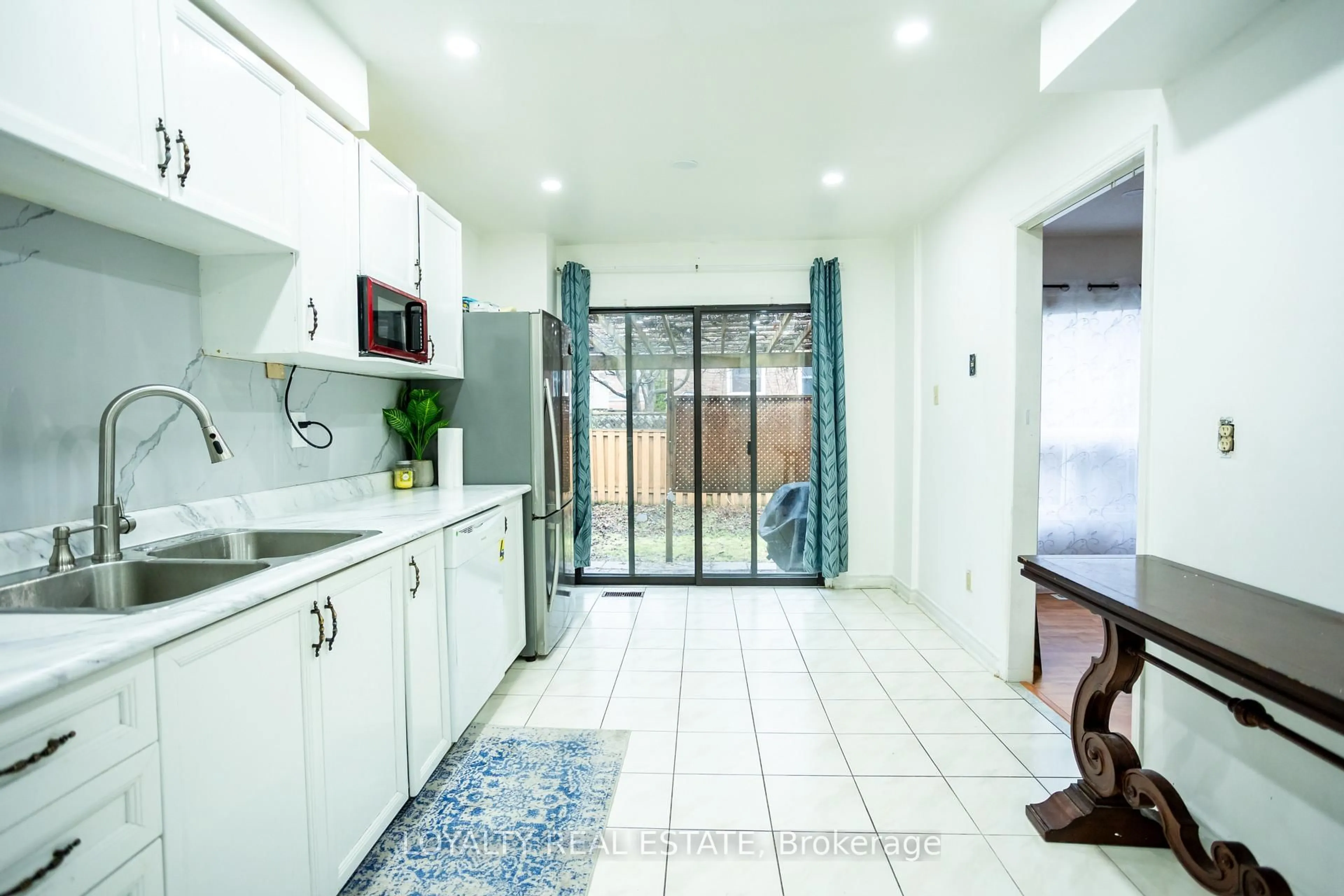 Open concept kitchen, ceramic/tile floor for 1540 Marshcourt Dr, Pickering Ontario L1V 6C6