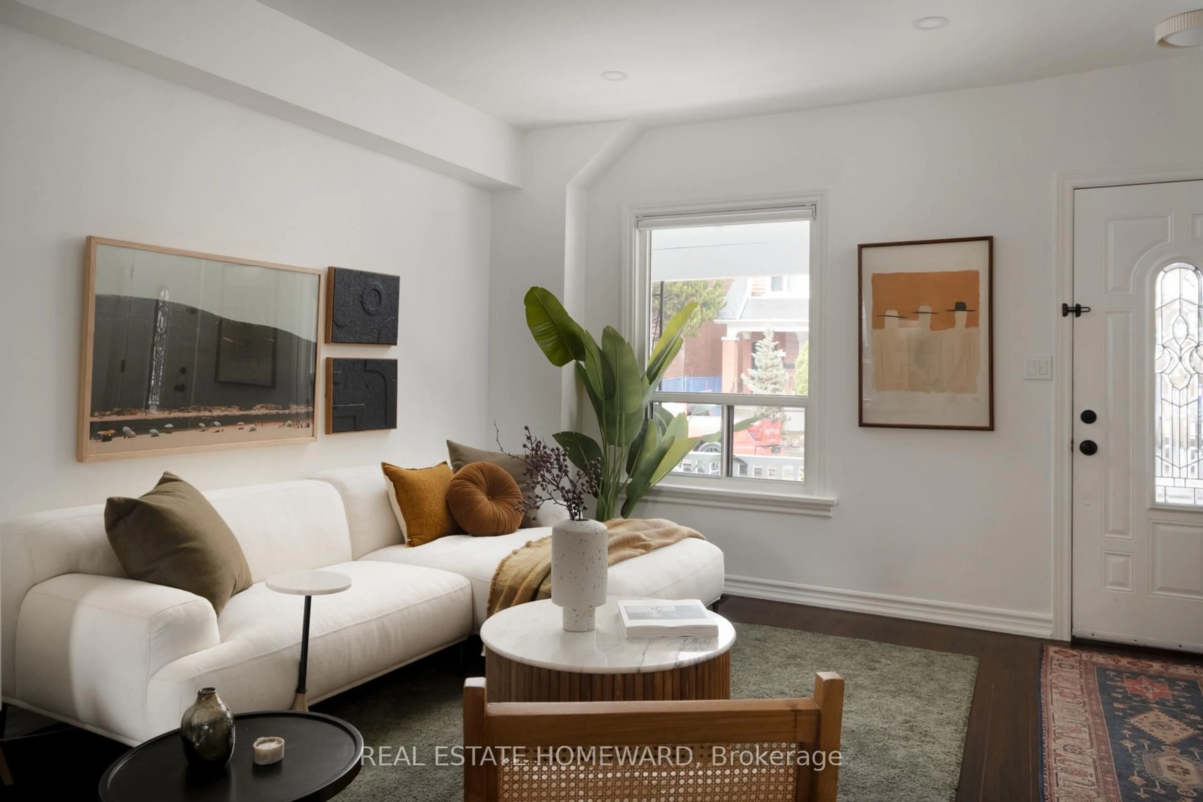 Living room with furniture, unknown for 146 Gledhill Ave, Toronto Ontario M4C 5L1