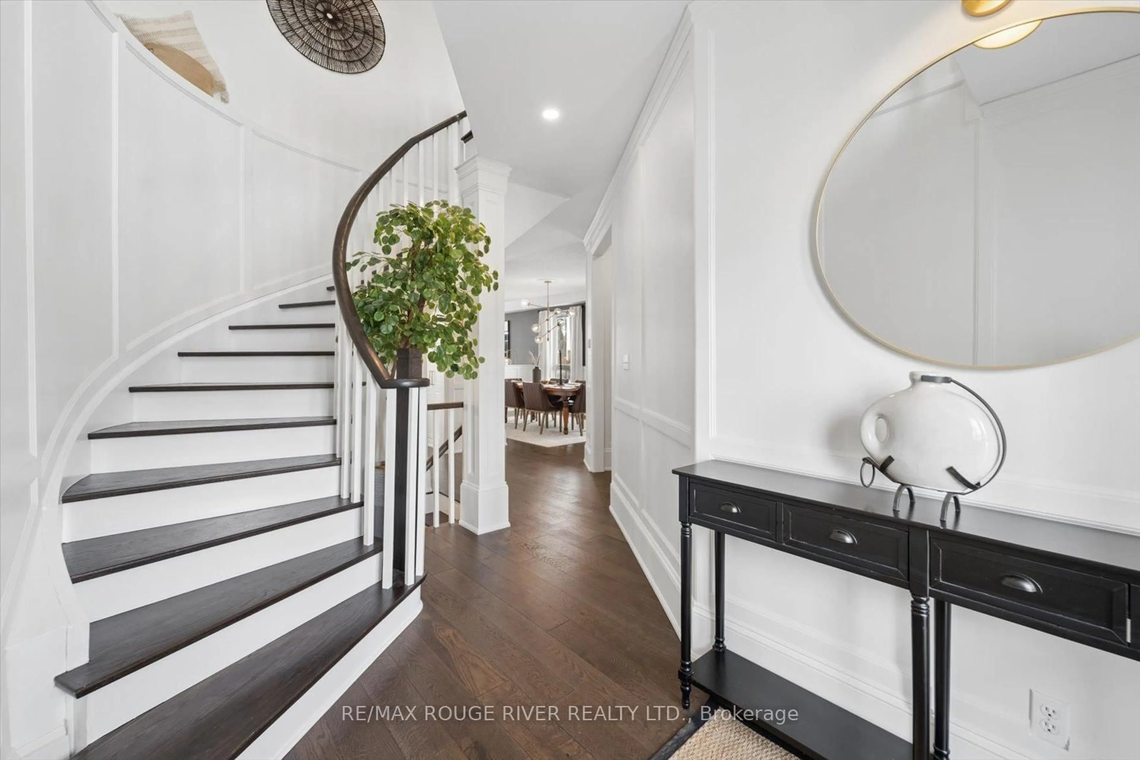 Indoor entryway for 184 Cachet Blvd, Whitby Ontario L1M 2L9