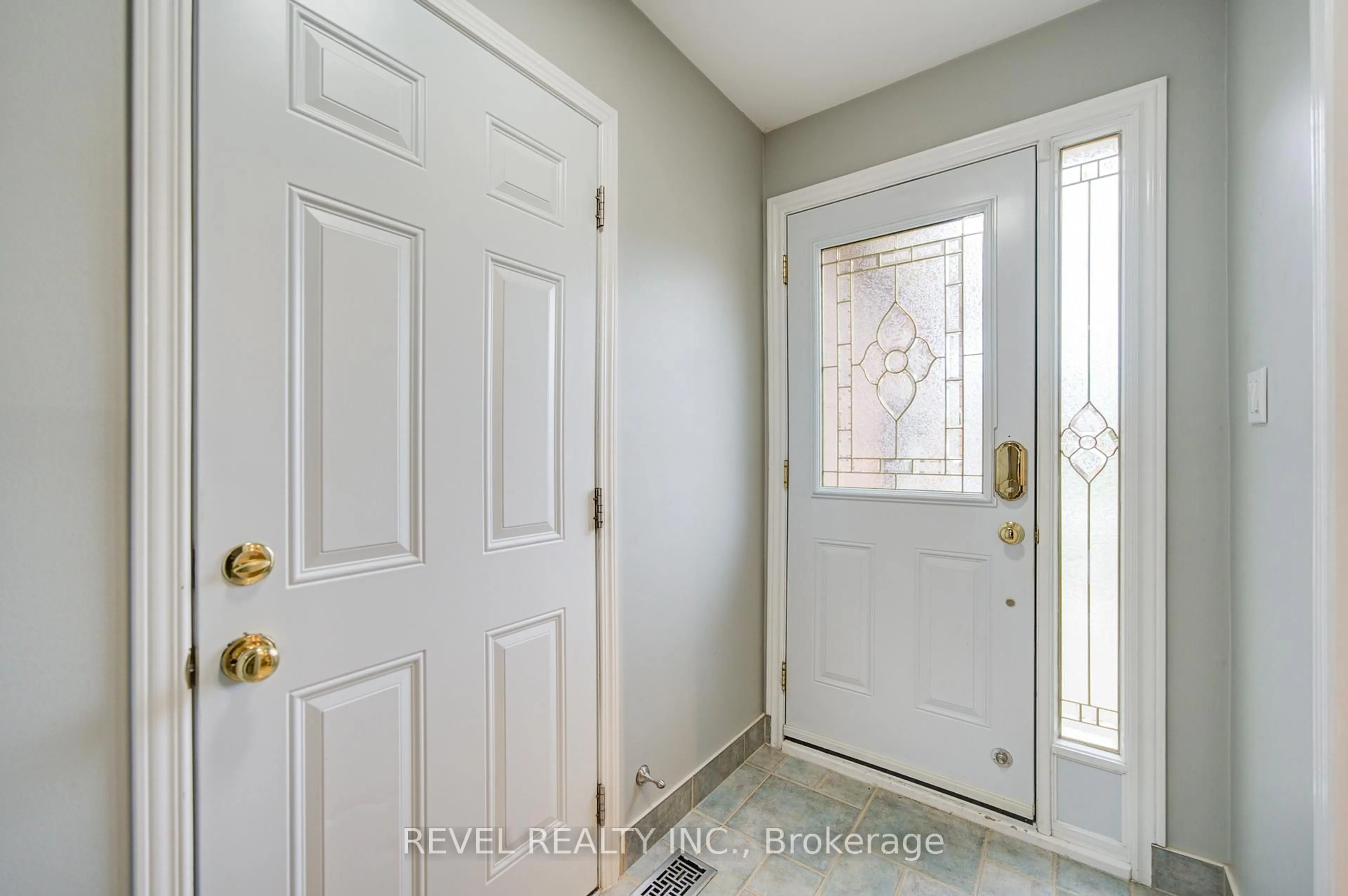 Indoor entryway for 2255 Wildwood Cres, Pickering Ontario L1X 2R7