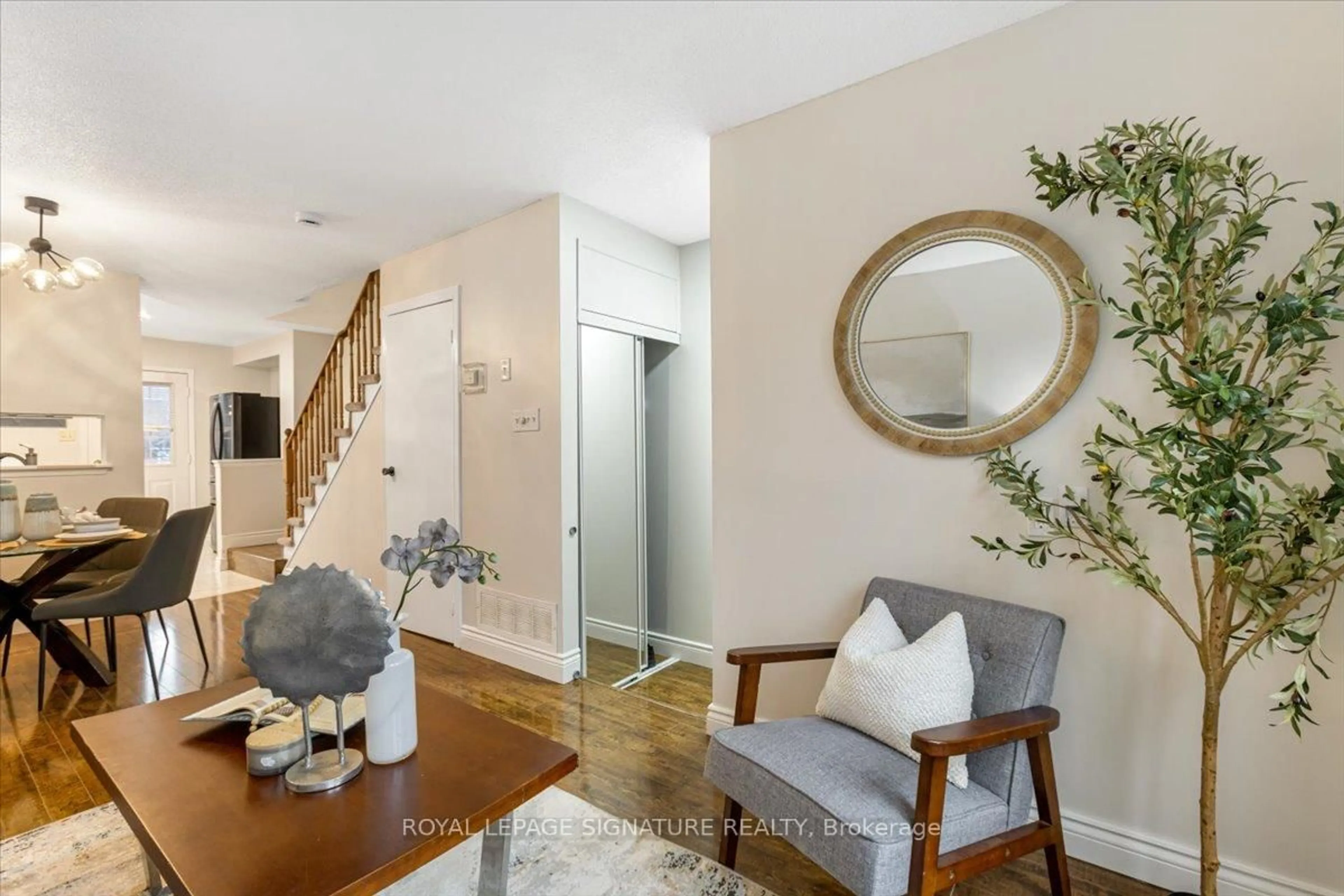 Indoor entryway for 2 Hedge End Rd #90, Toronto Ontario M1B 5Z8