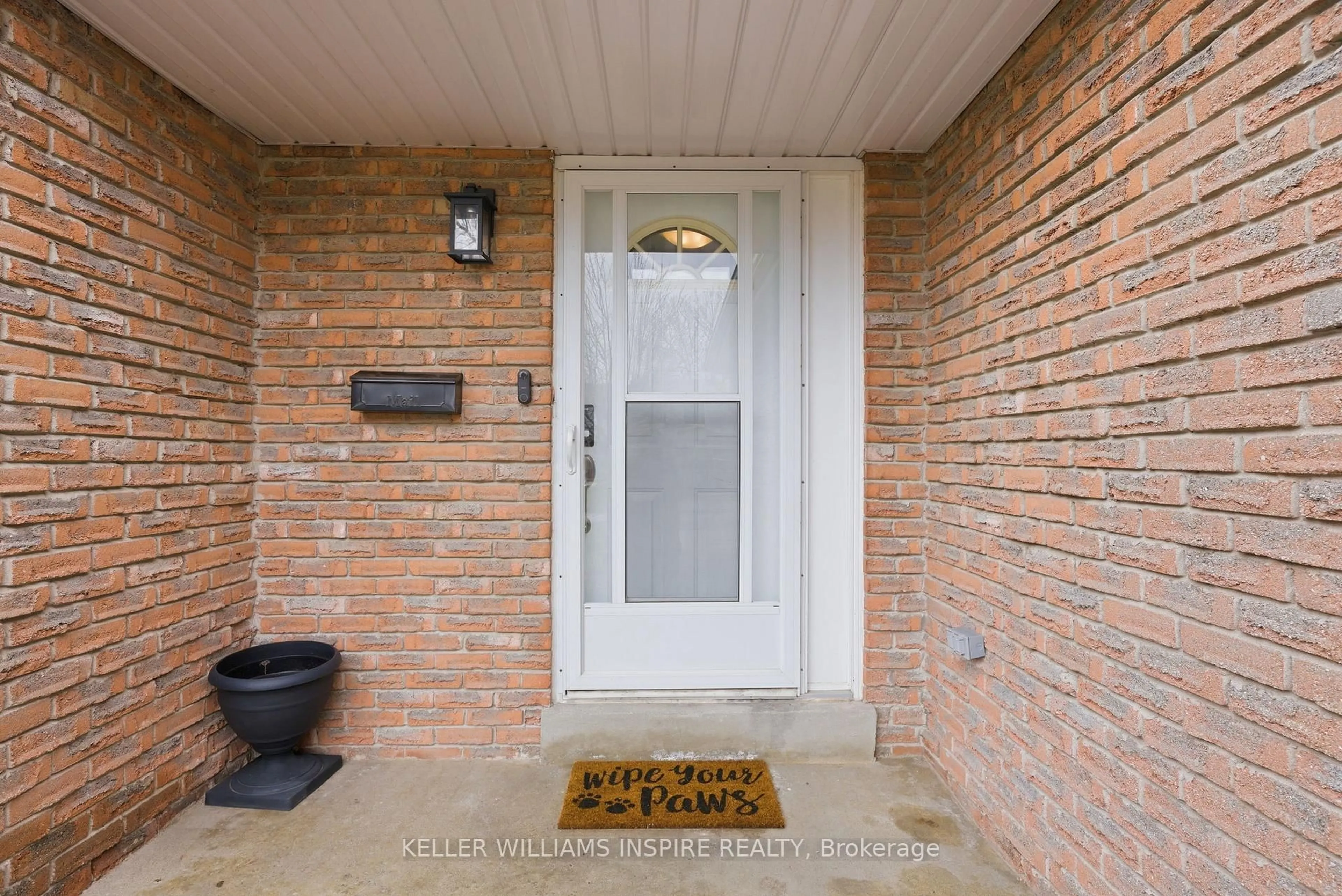 Indoor entryway for 321 Killarney Crt, Oshawa Ontario L1J 6C6