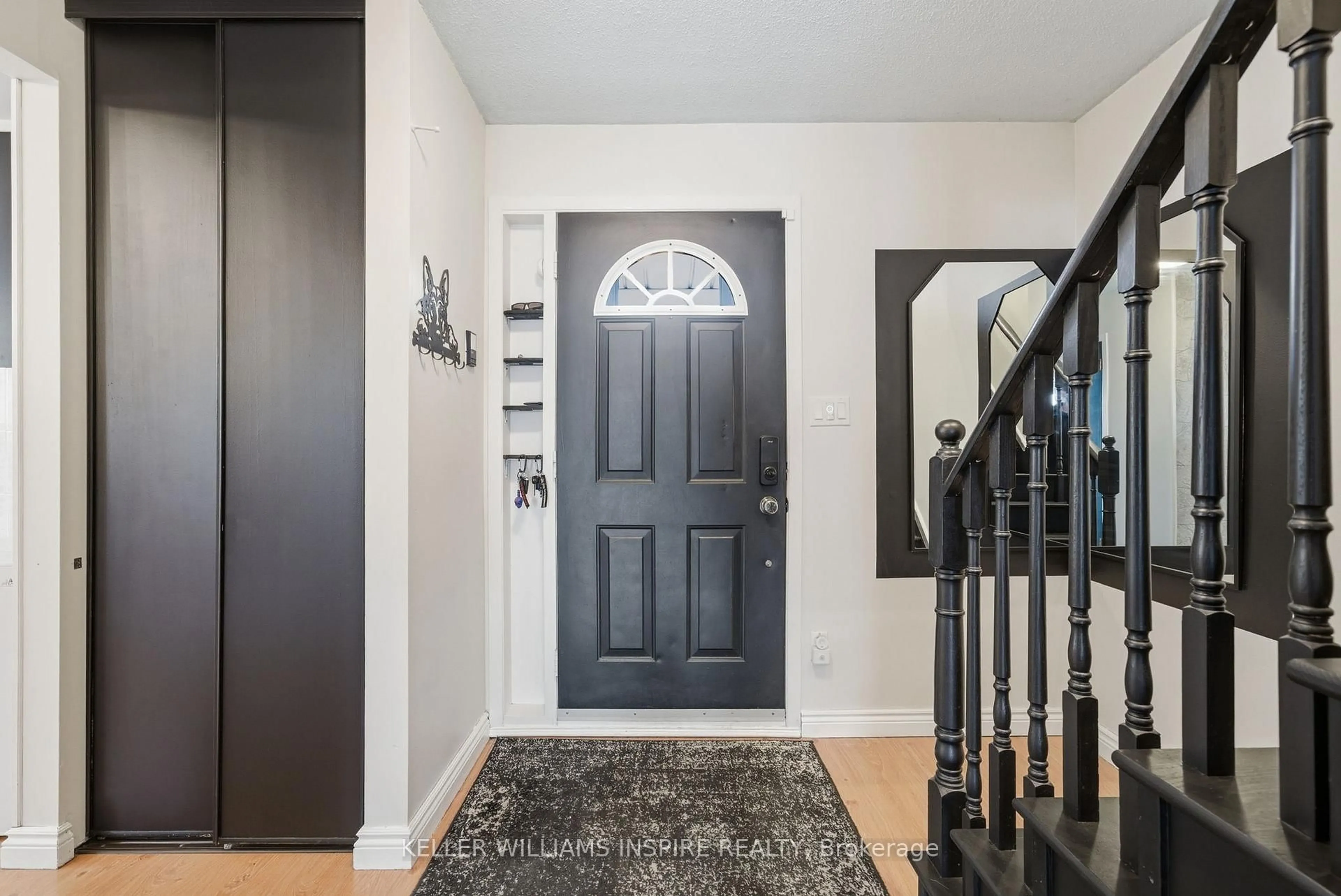 Indoor entryway for 321 Killarney Crt, Oshawa Ontario L1J 6C6