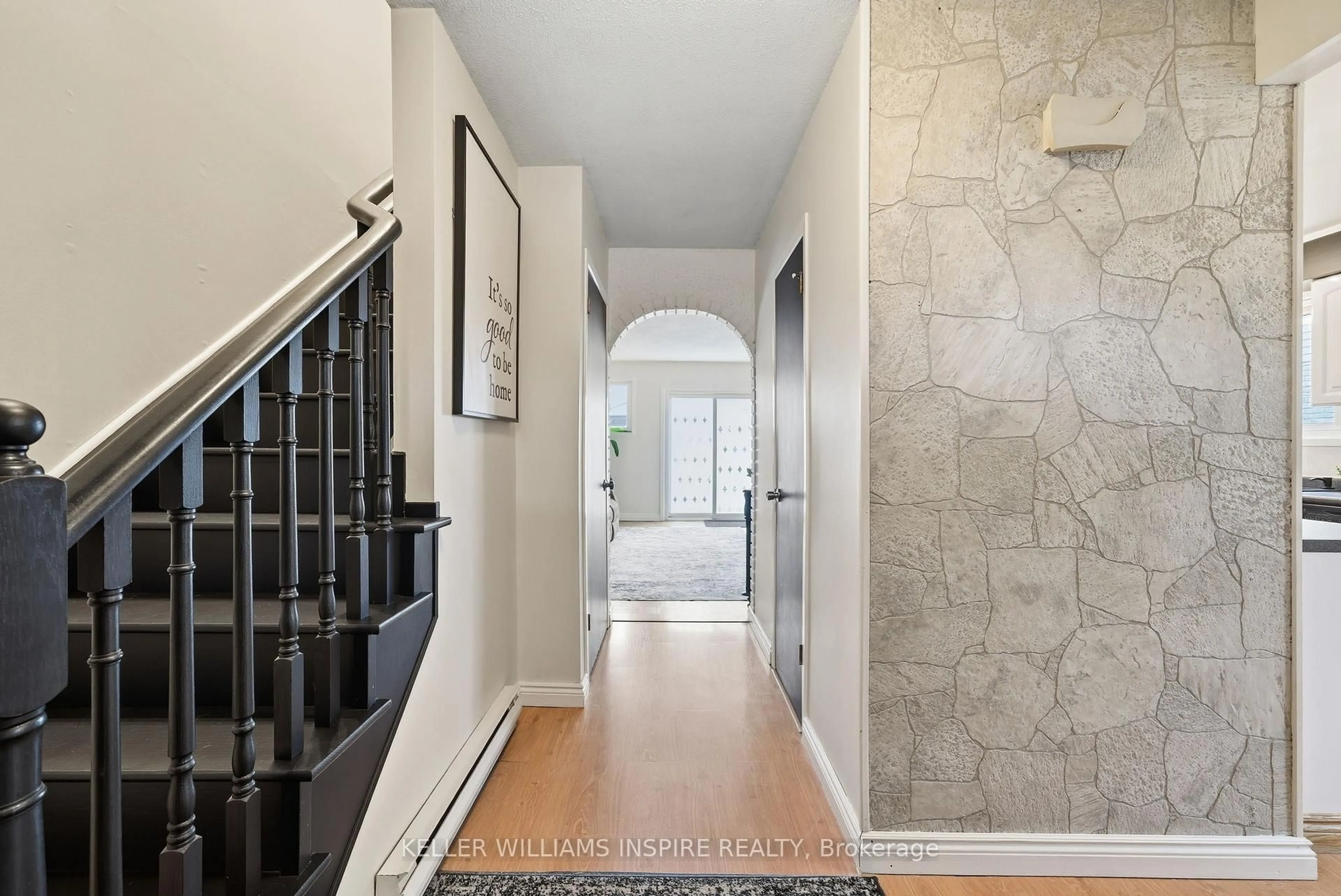 Indoor entryway for 321 Killarney Crt, Oshawa Ontario L1J 6C6