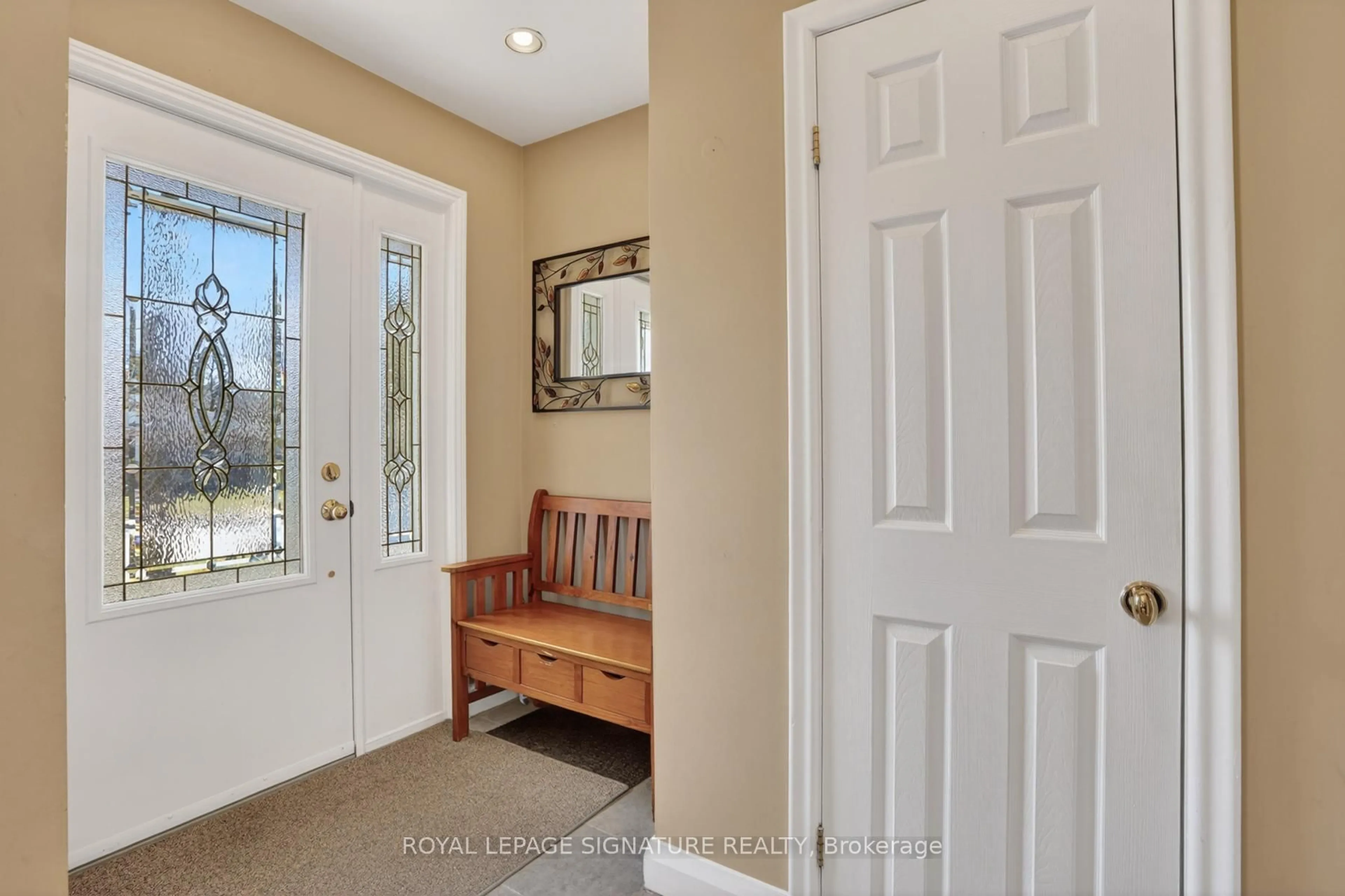 Indoor entryway for 104 Ferris Rd, Toronto Ontario M4B 1G4