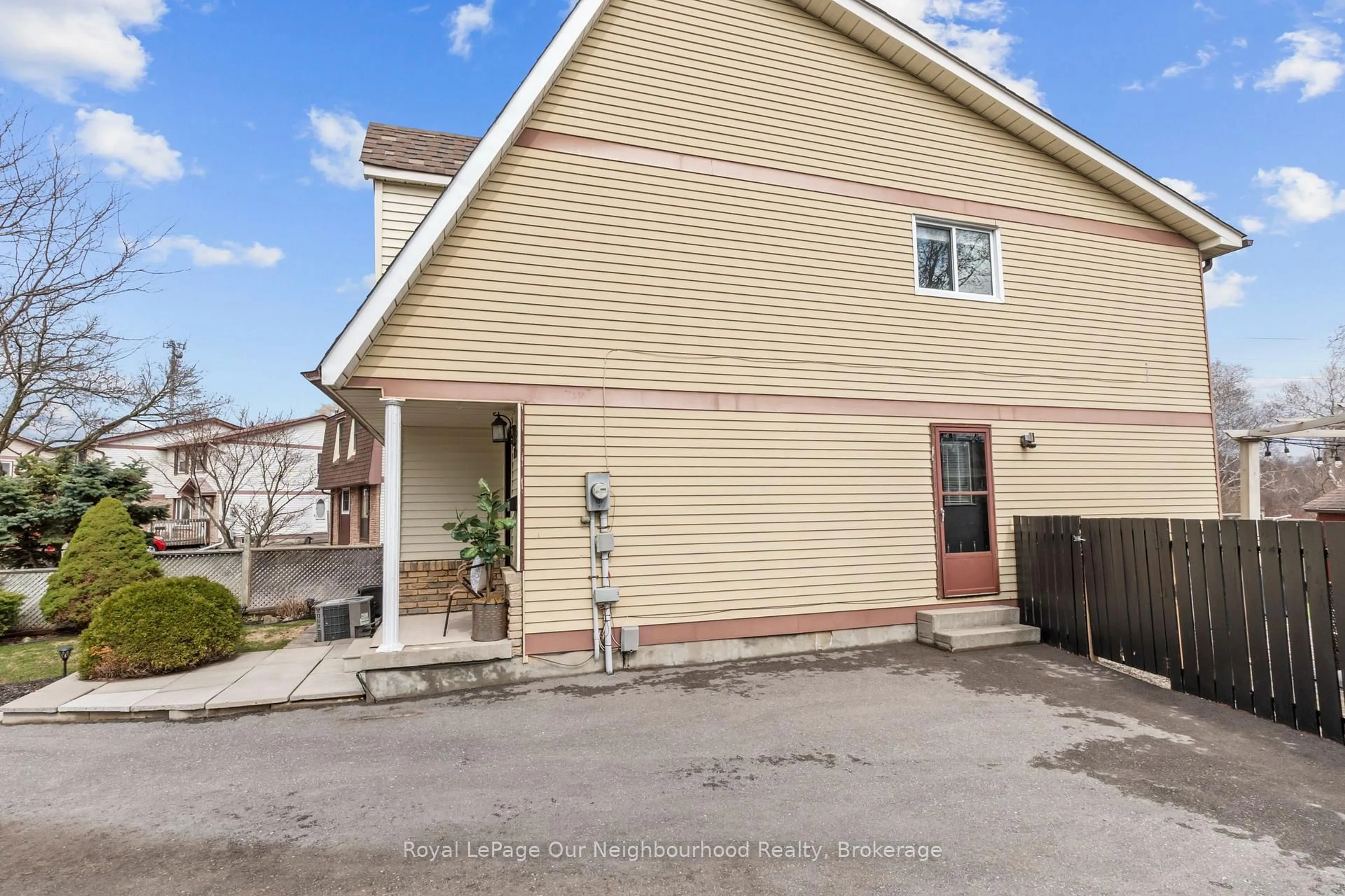 Unknown for 1261 Ludlow Crt, Oshawa Ontario L1G 7K5