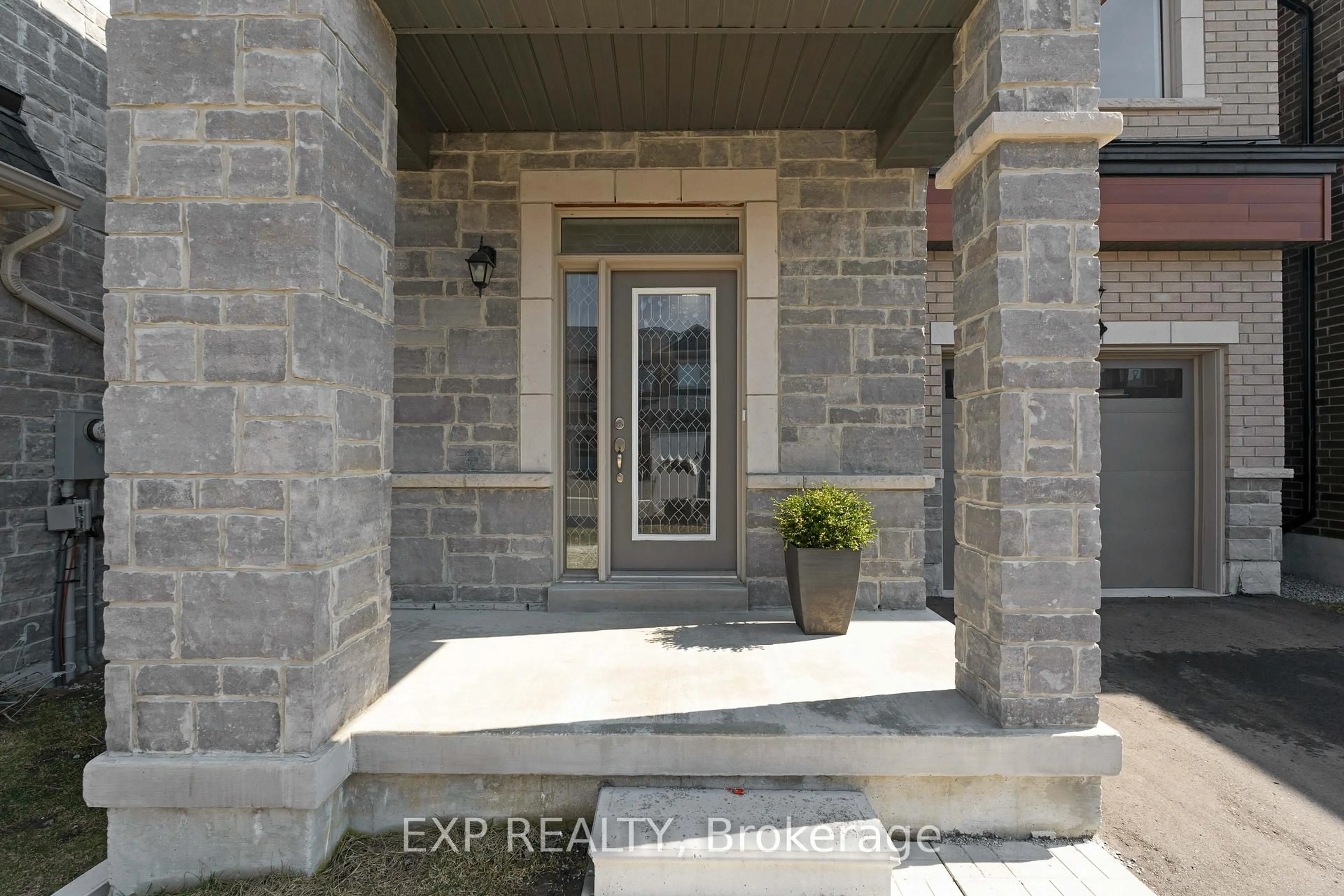Indoor entryway for 1117 Cameo St, Pickering Ontario L1X 0L7