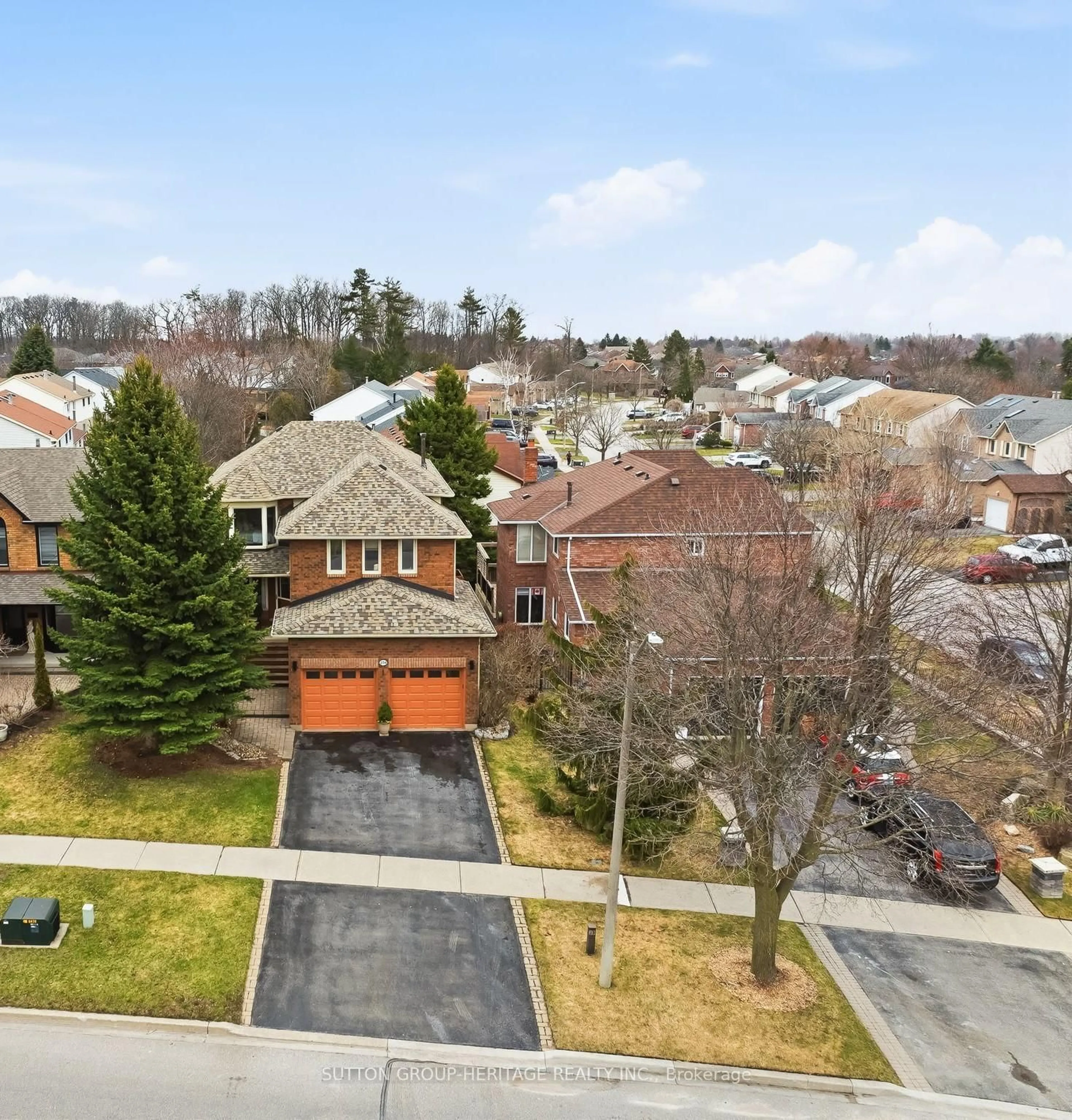 A pic from outside/outdoor area/front of a property/back of a property/a pic from drone, street for 204 Lake Driveway, Ajax Ontario L1S 4Y8