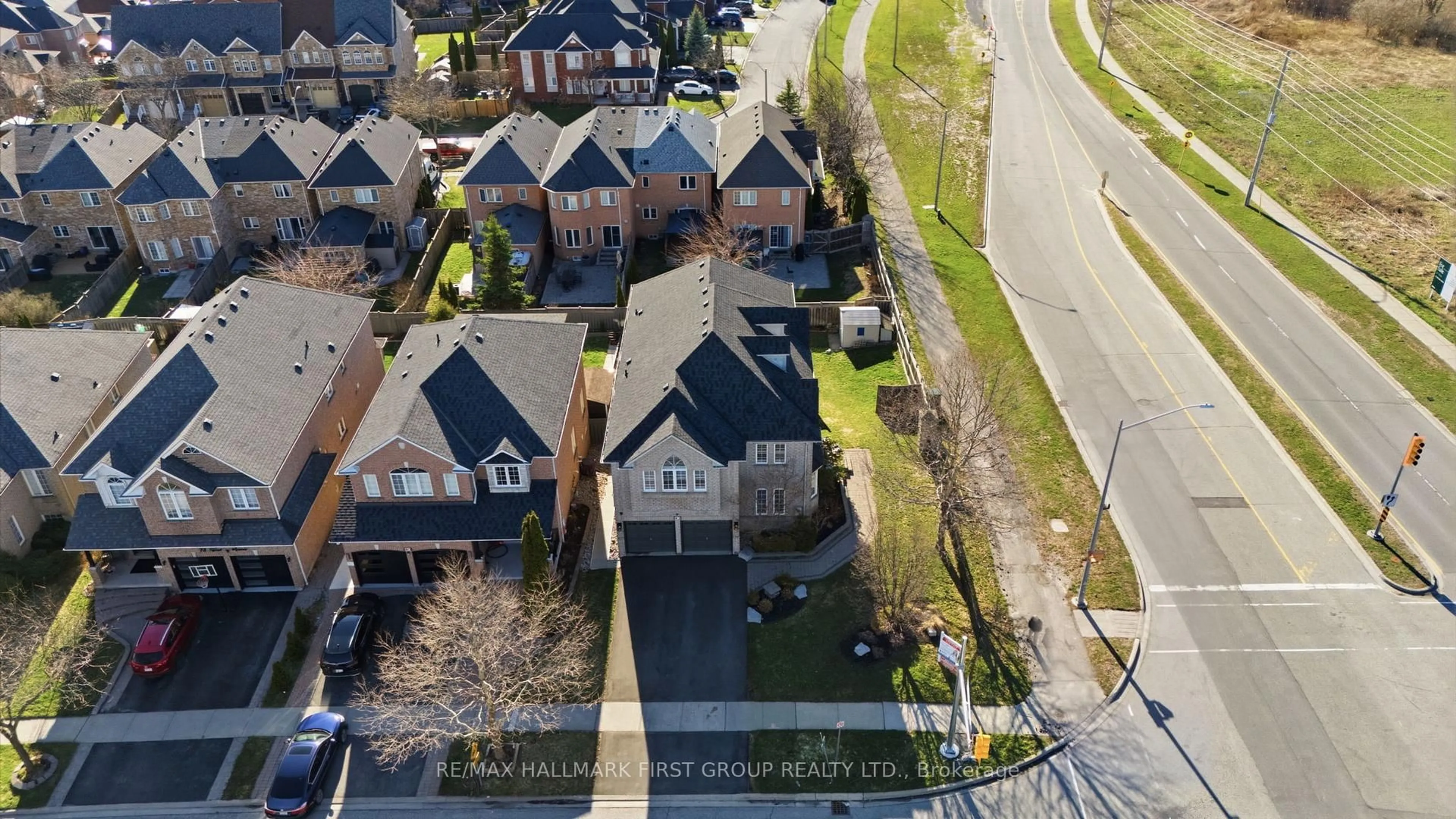 A pic from outside/outdoor area/front of a property/back of a property/a pic from drone, street for 82 Woodcock Ave, Ajax Ontario L1T 4L7