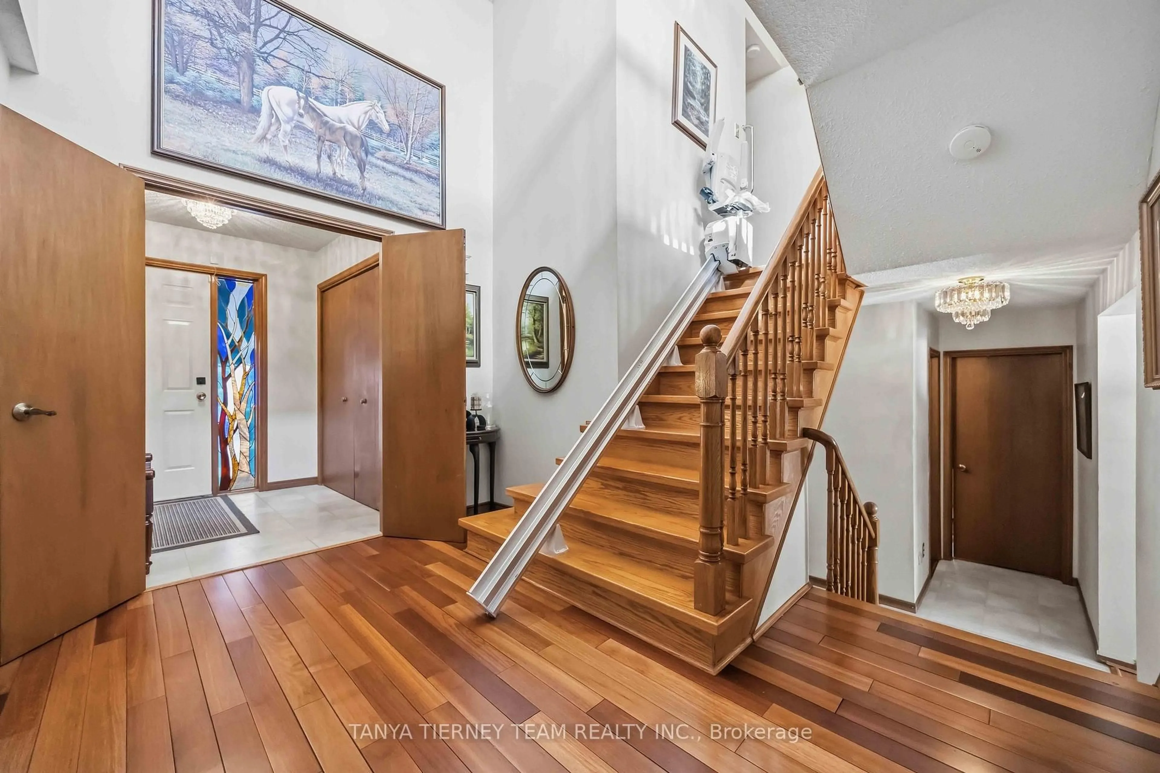 Indoor foyer for 575 Park Cres, Pickering Ontario L1W 2E1