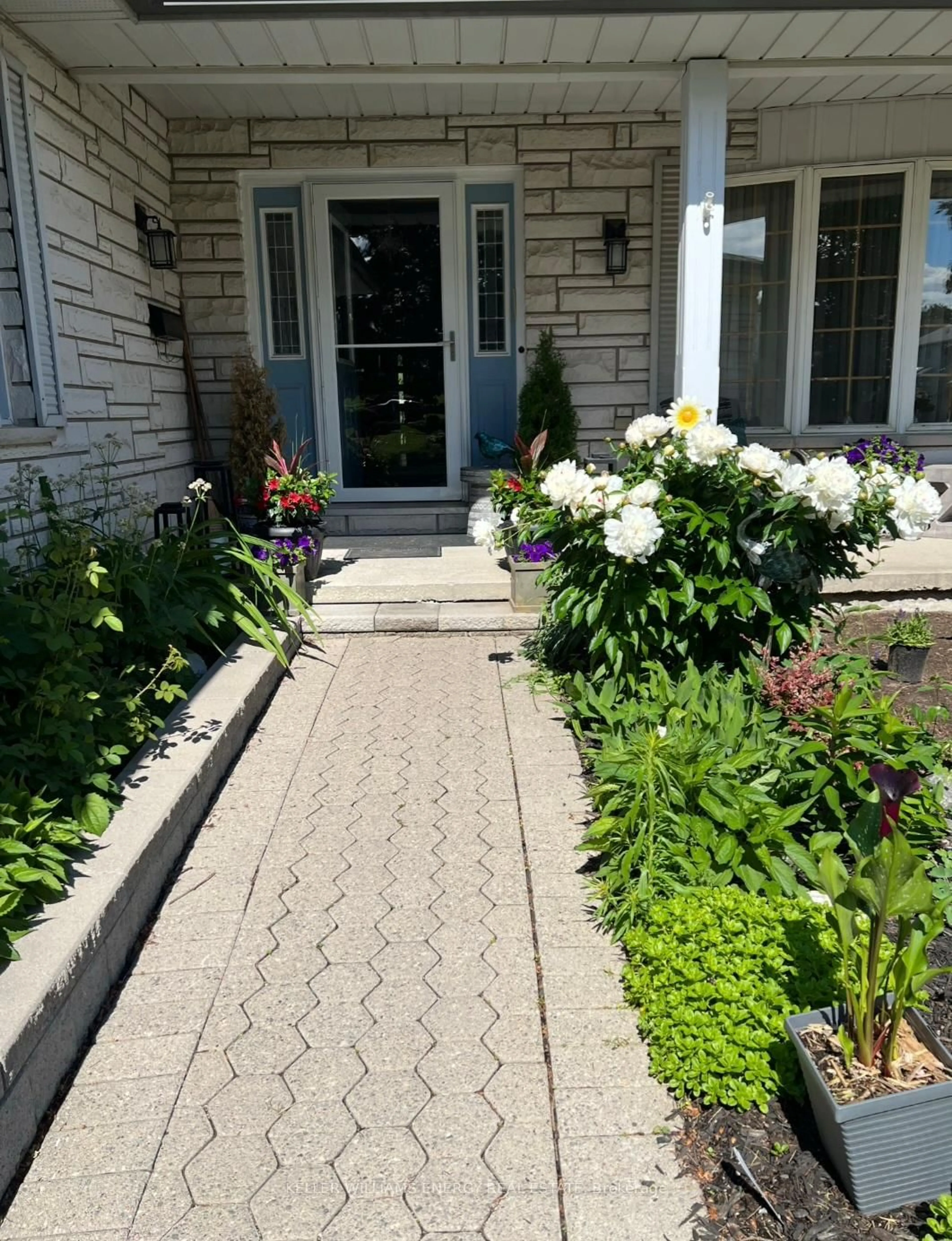 Indoor entryway for 565 Prestwick Dr, Oshawa Ontario L1J 7P4