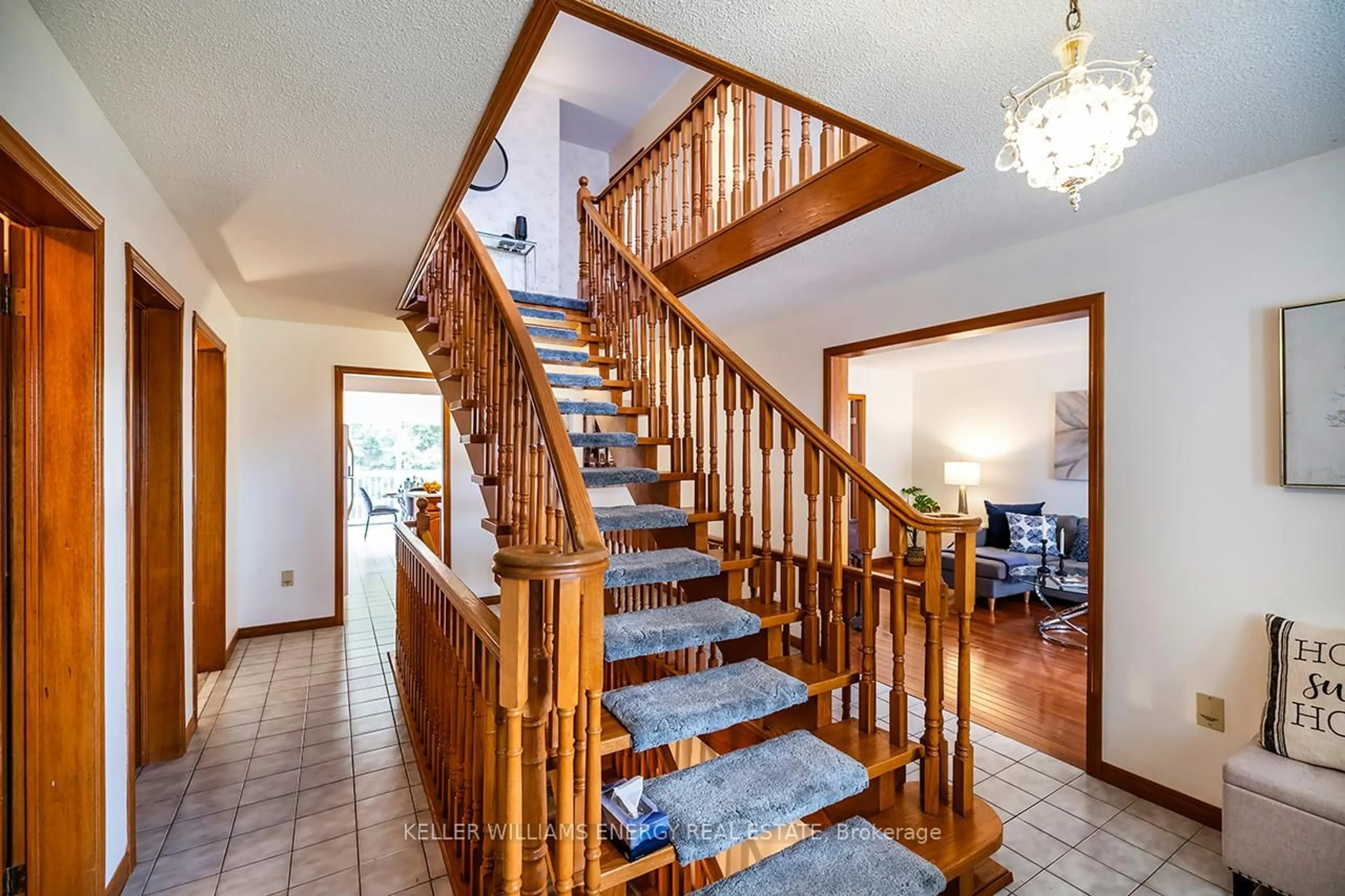 Indoor foyer for 565 Prestwick Dr, Oshawa Ontario L1J 7P4