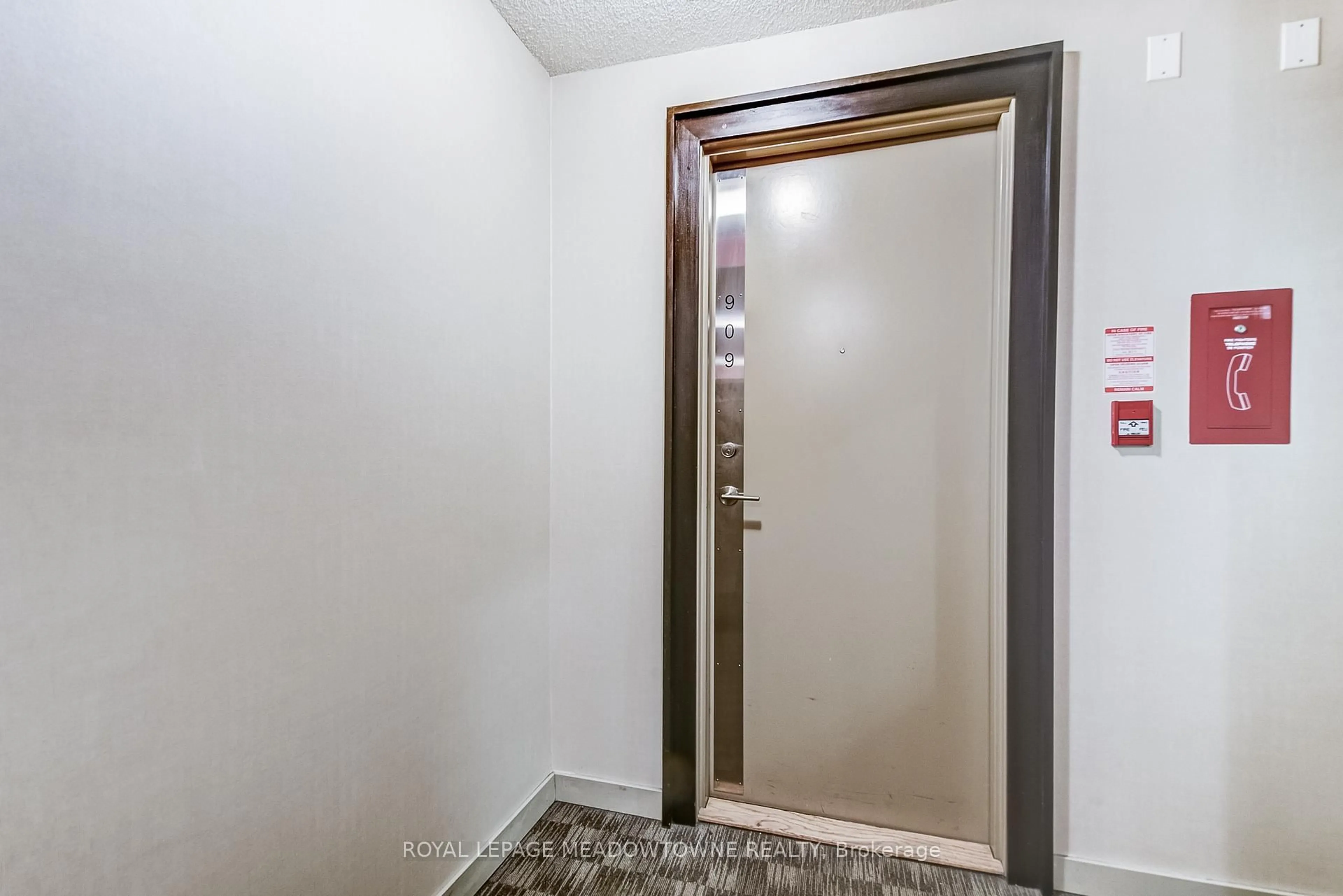 Indoor foyer for 70 Town Centre Crt #909, Toronto Ontario M1P 0B2