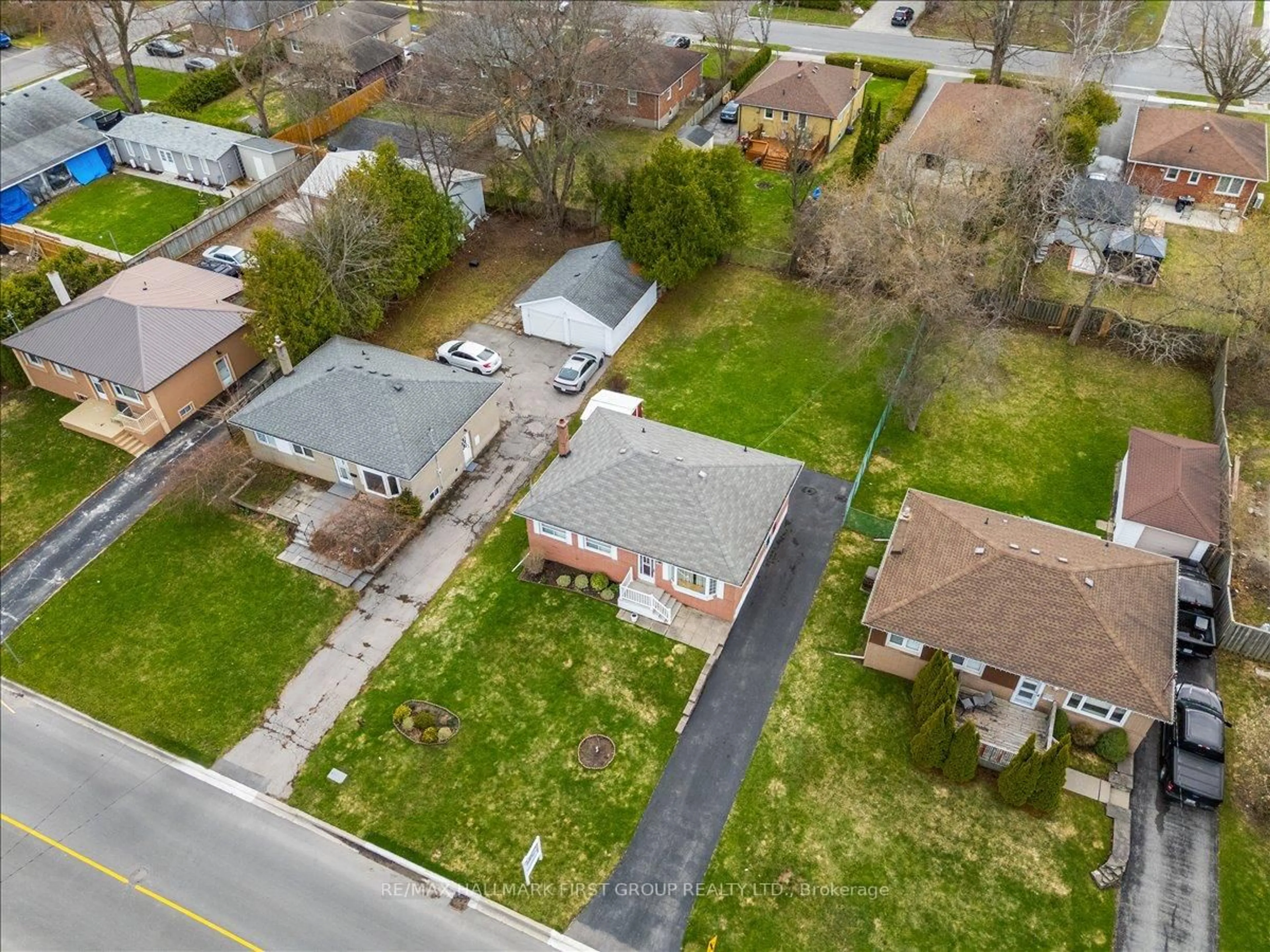 A pic from outside/outdoor area/front of a property/back of a property/a pic from drone, street for 32 Linton Ave, Ajax Ontario L1T 2X6