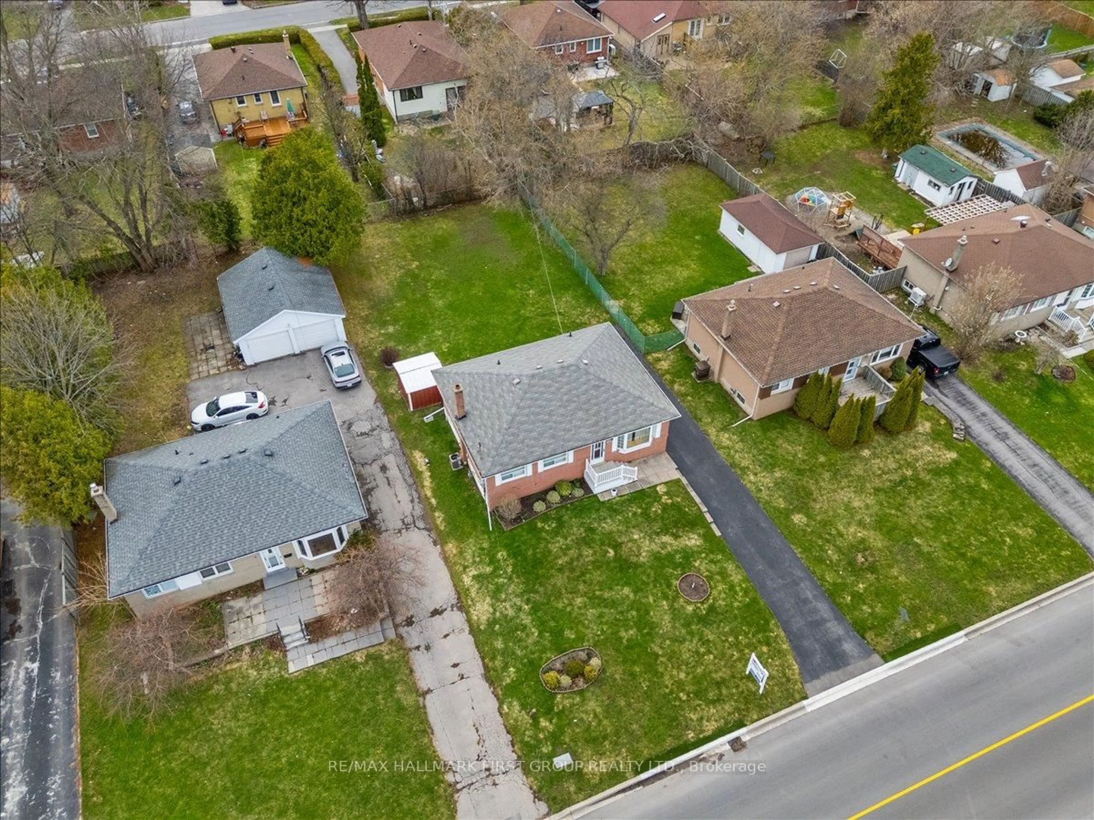 A pic from outside/outdoor area/front of a property/back of a property/a pic from drone, street for 32 Linton Ave, Ajax Ontario L1T 2X6