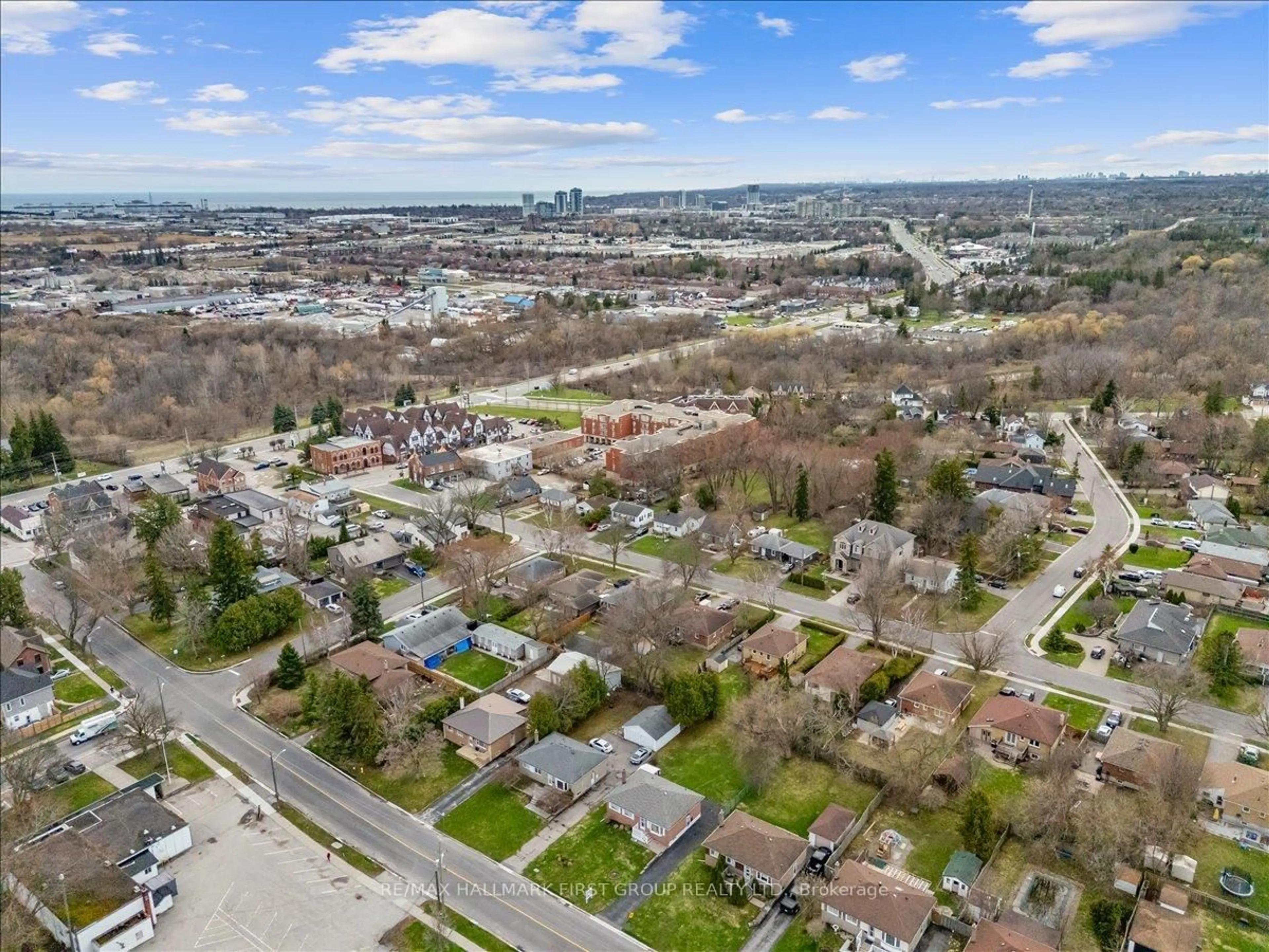 A pic from outside/outdoor area/front of a property/back of a property/a pic from drone, street for 32 Linton Ave, Ajax Ontario L1T 2X6