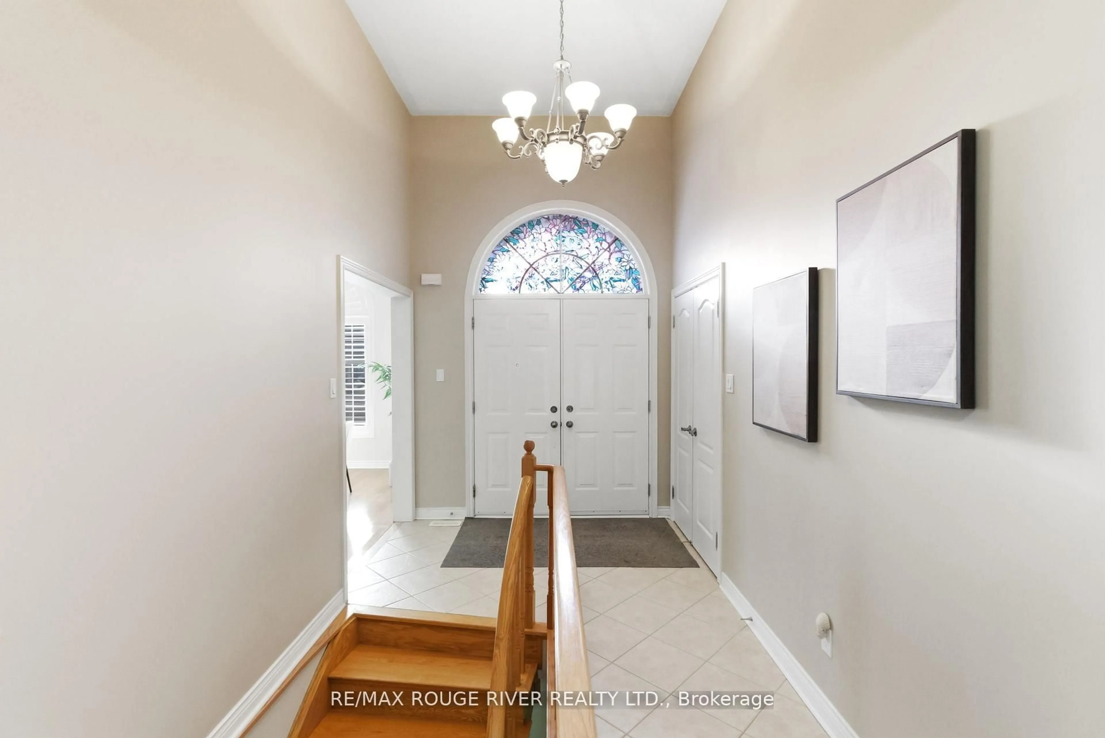Indoor foyer for 106 Tormina Blvd, Whitby Ontario L1R 3B5