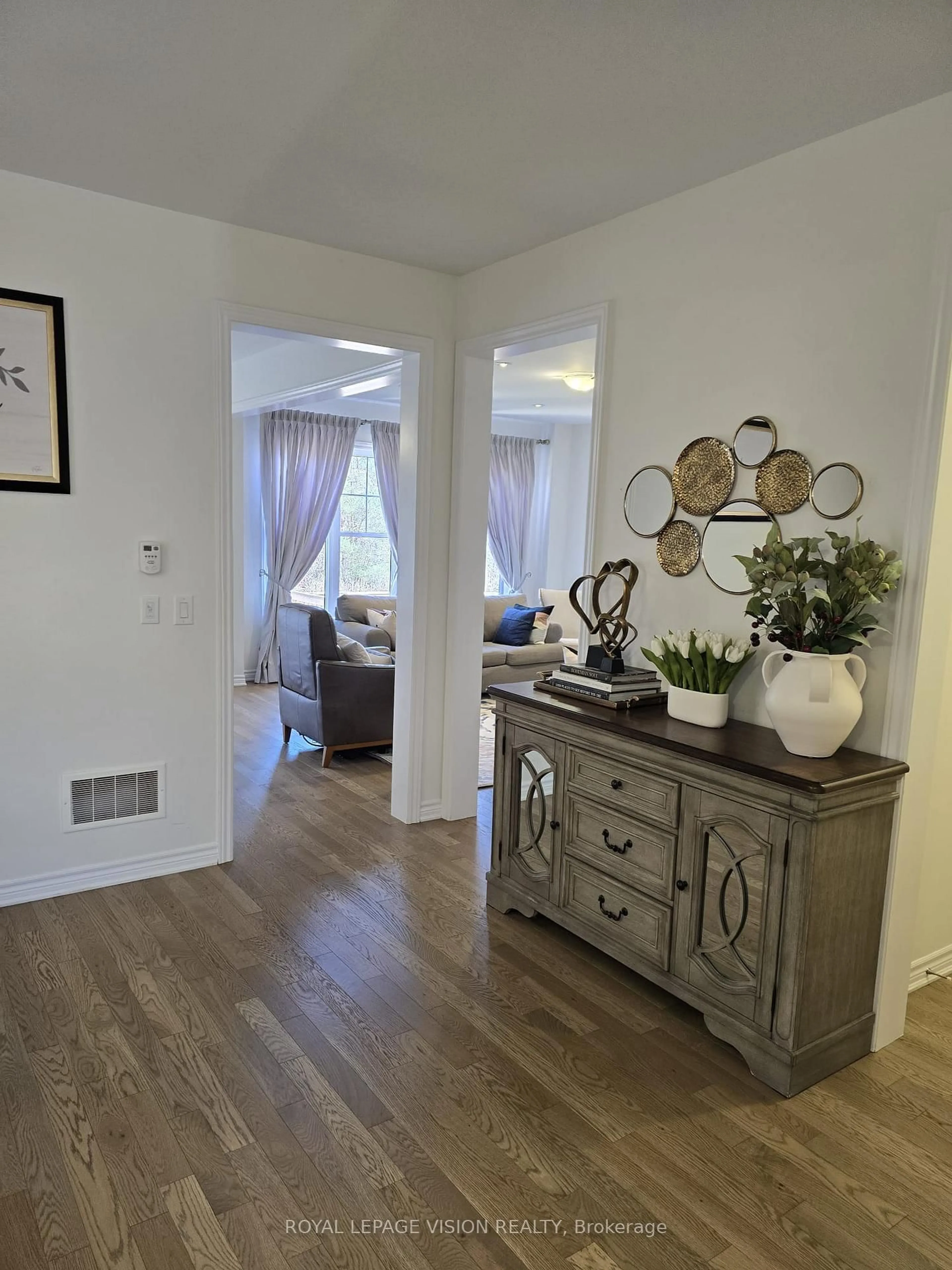 Unknown for 33 Bremner St, Whitby Ontario L1R 1W5