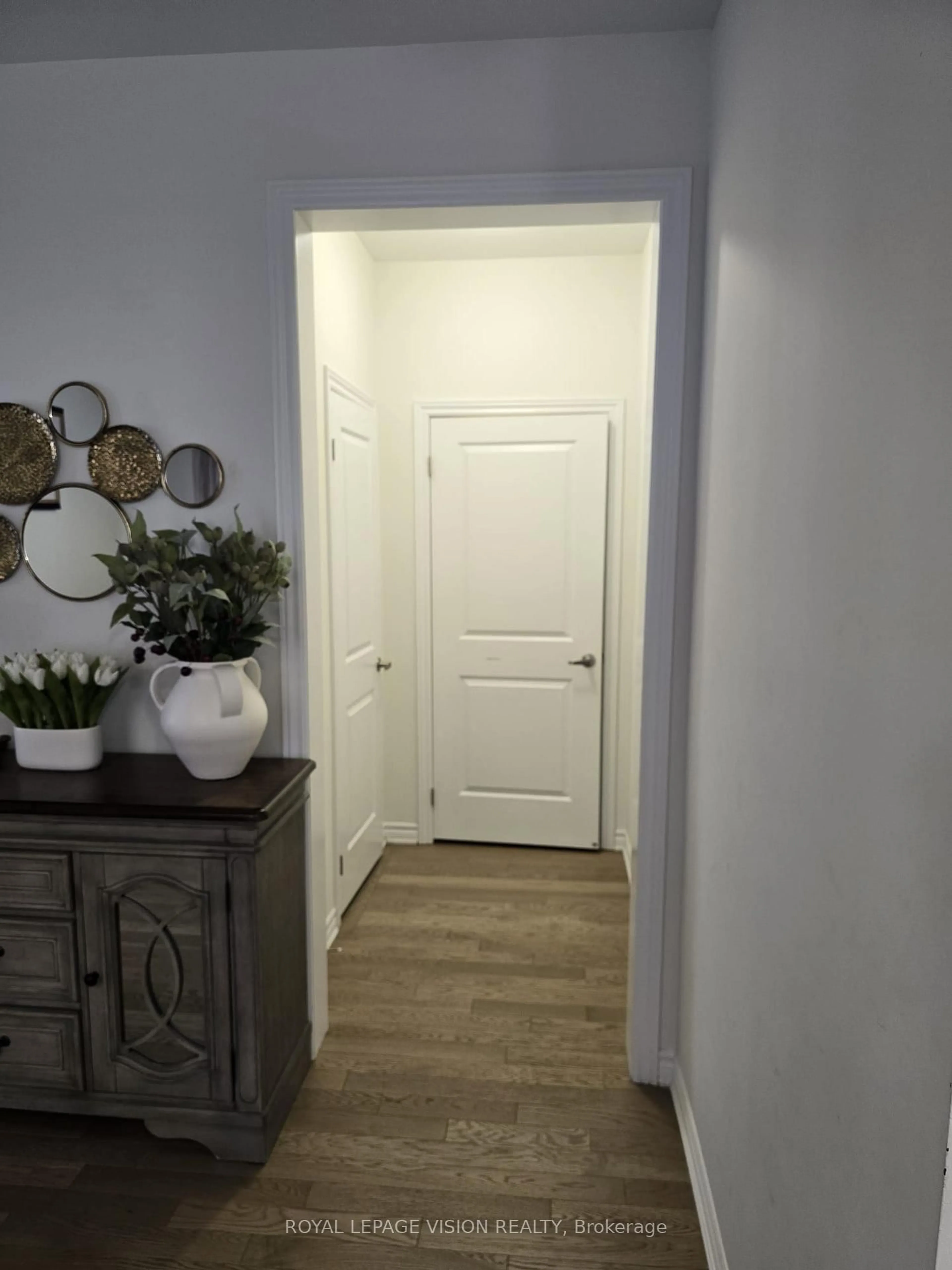 Indoor entryway for 33 Bremner St, Whitby Ontario L1R 1W5