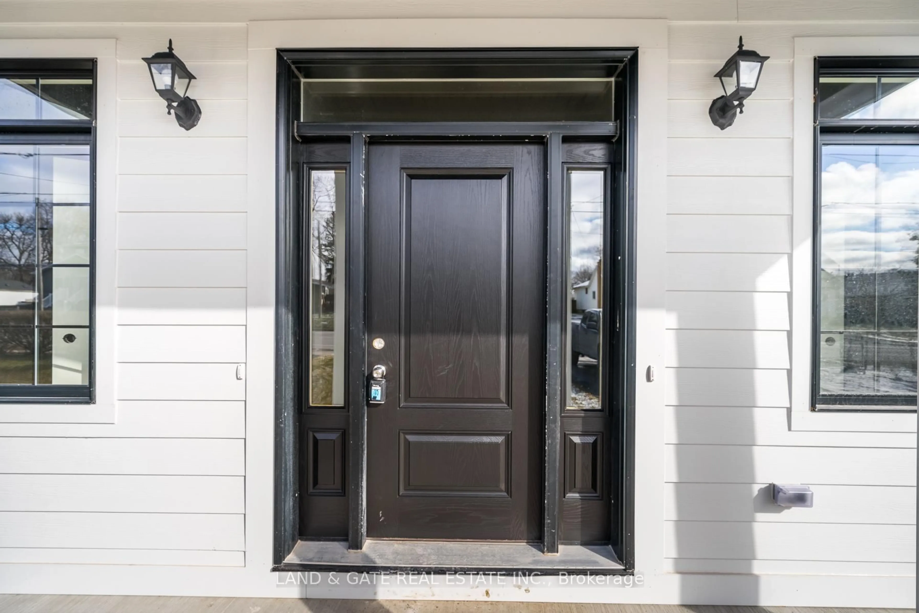 Indoor entryway for 127 Gibbons St, Oshawa Ontario L1J 4Y1