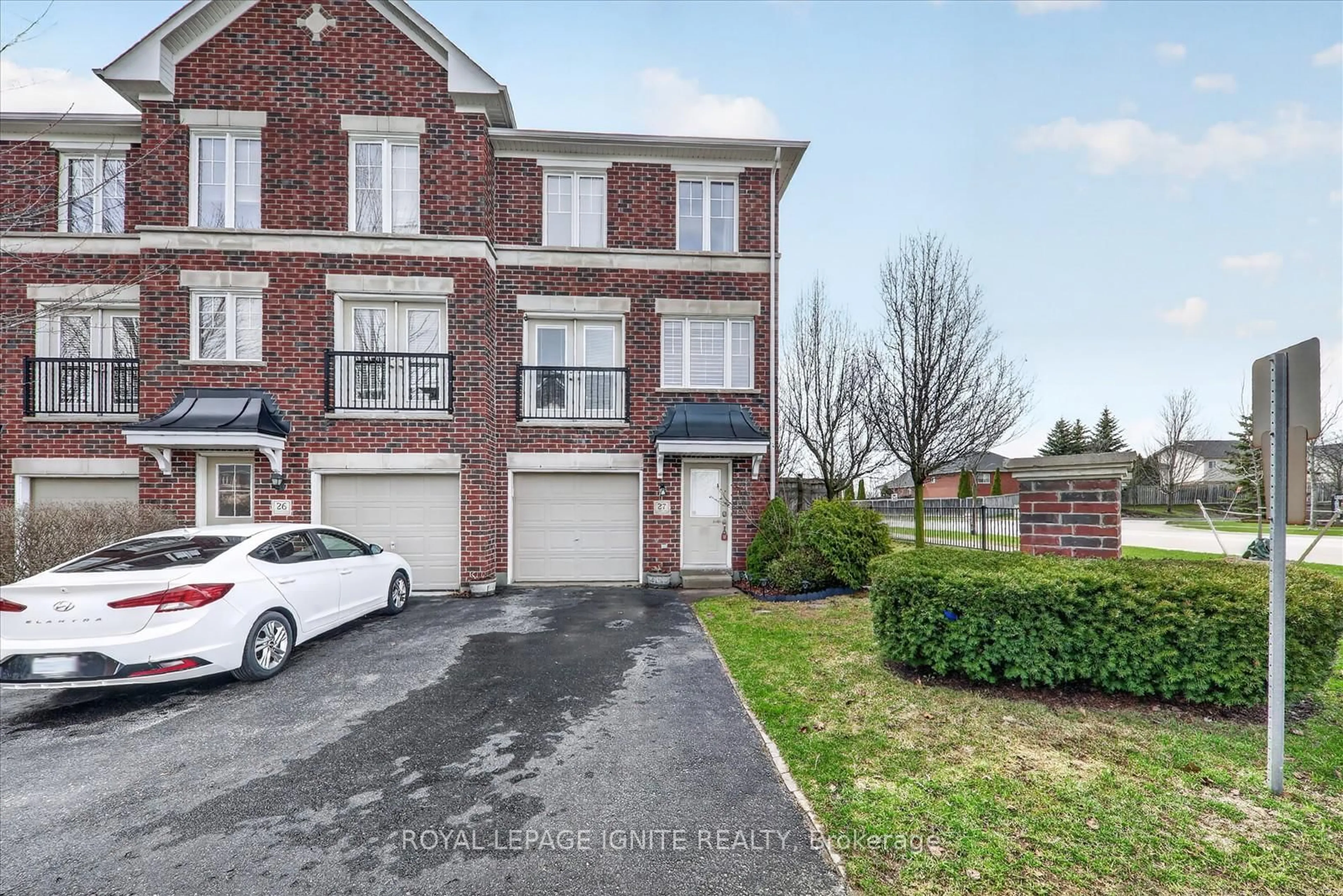 A pic from outside/outdoor area/front of a property/back of a property/a pic from drone, street for 571 Longworth Ave #27, Clarington Ontario L1C 0H3