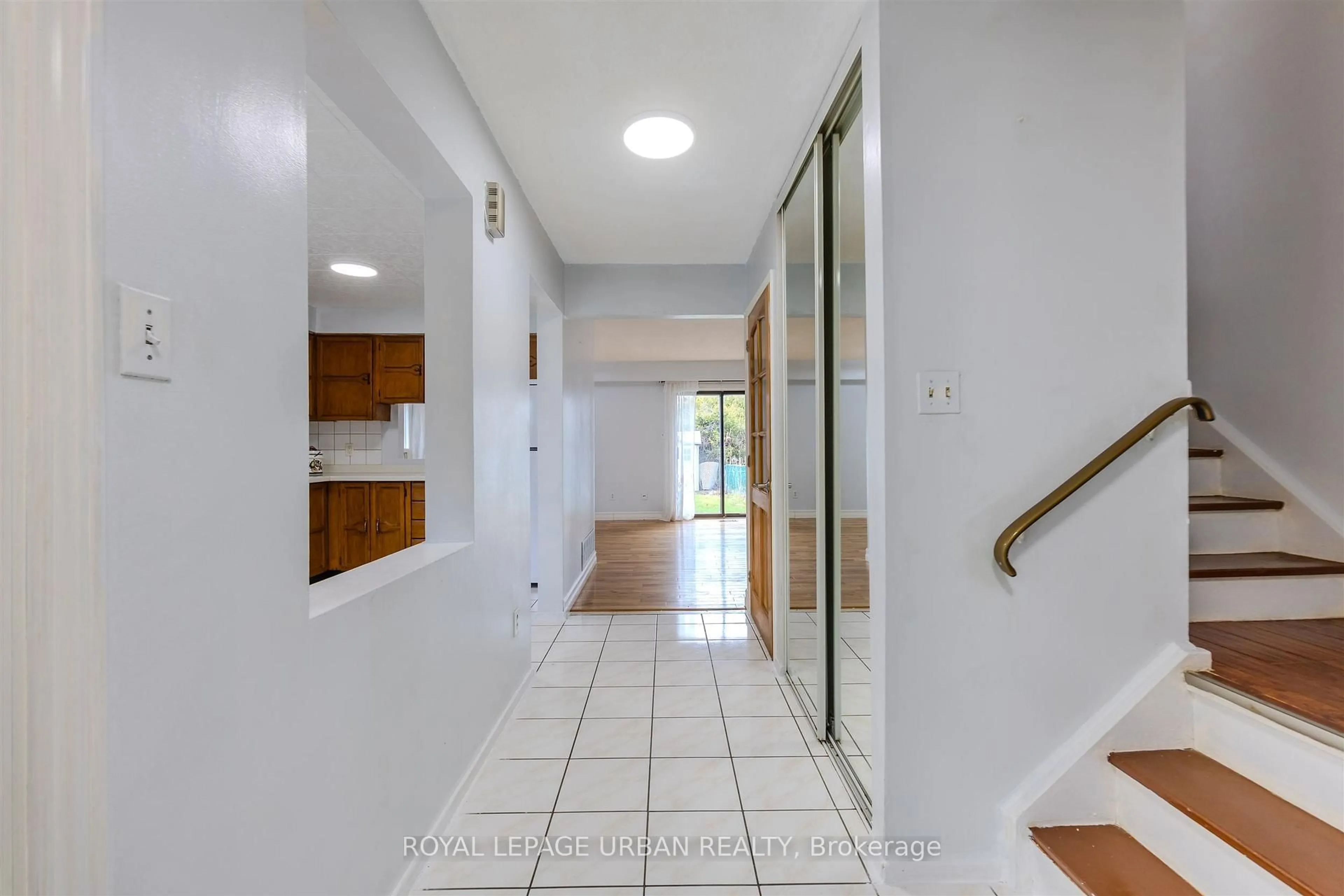 Indoor foyer for 347 Braymore Blvd, Toronto Ontario M1B 2W6