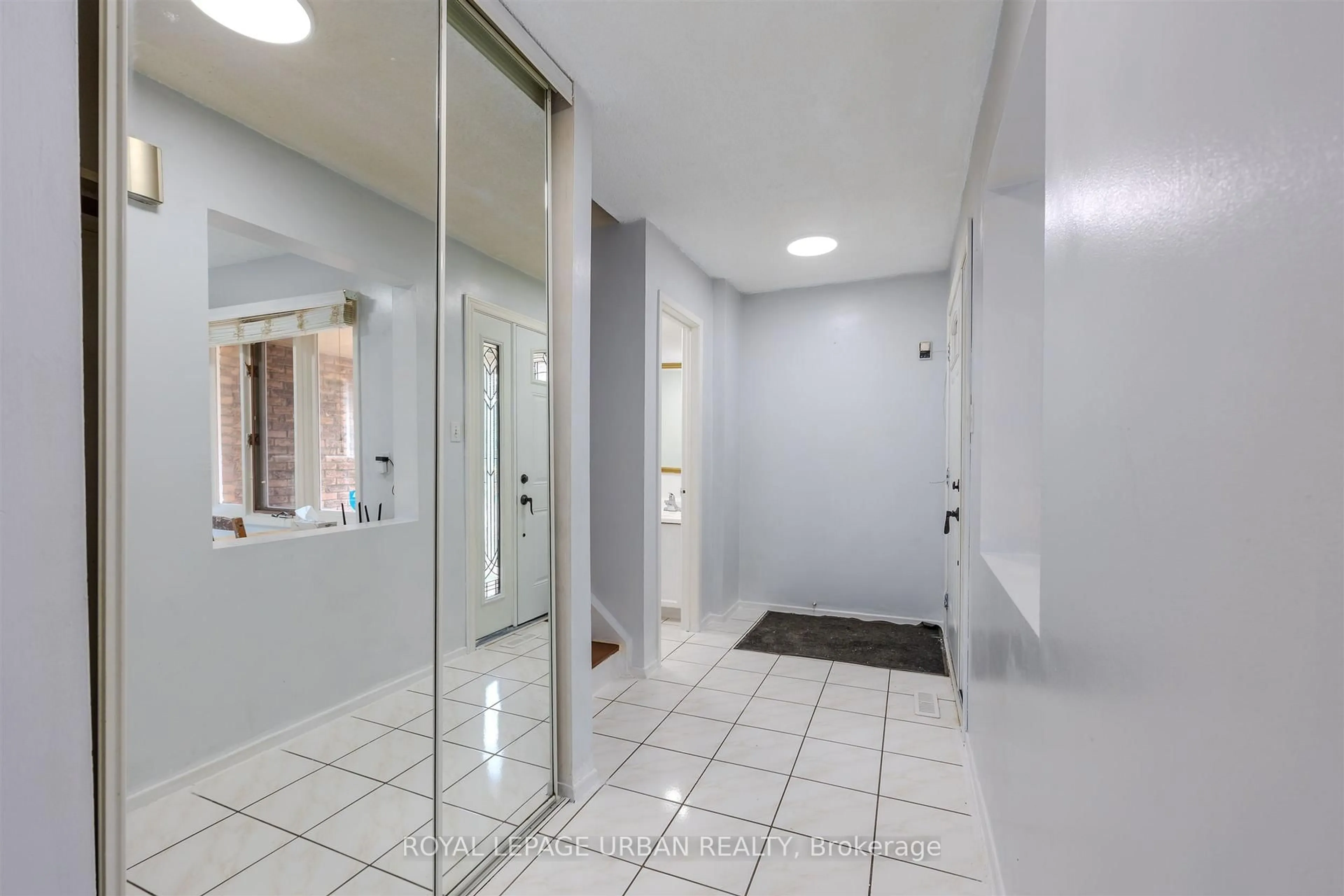 Indoor foyer for 347 Braymore Blvd, Toronto Ontario M1B 2W6