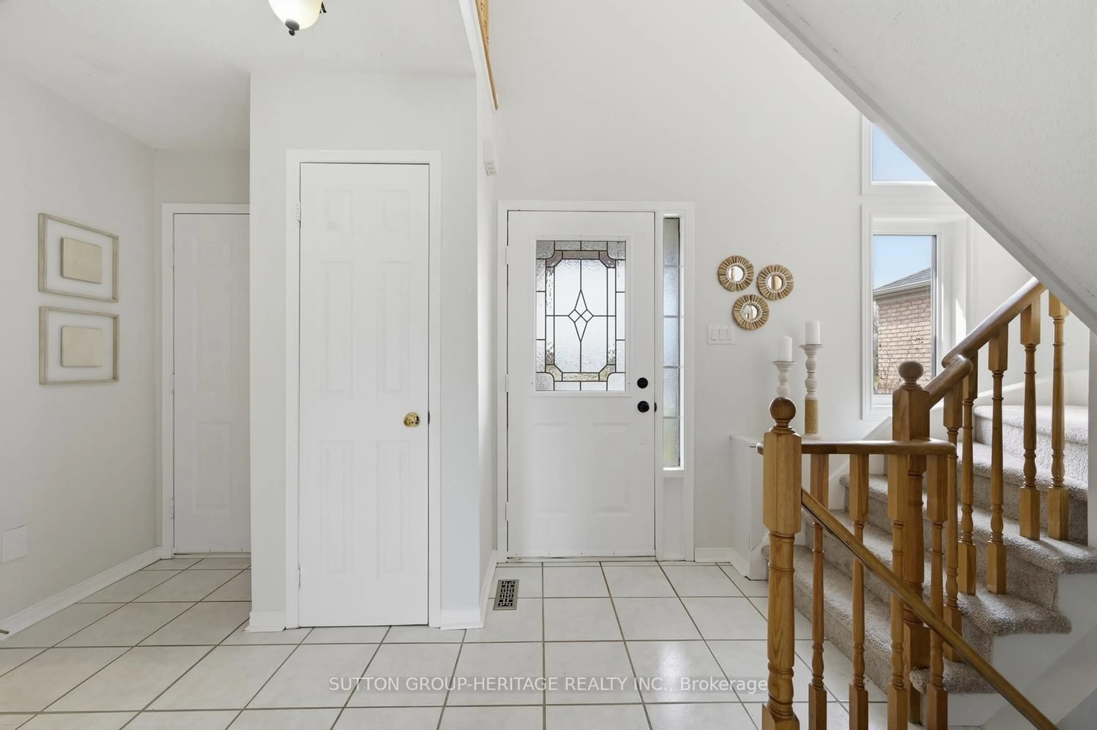 Indoor entryway for 47 St Thomas St, Whitby Ontario L1M 1G1