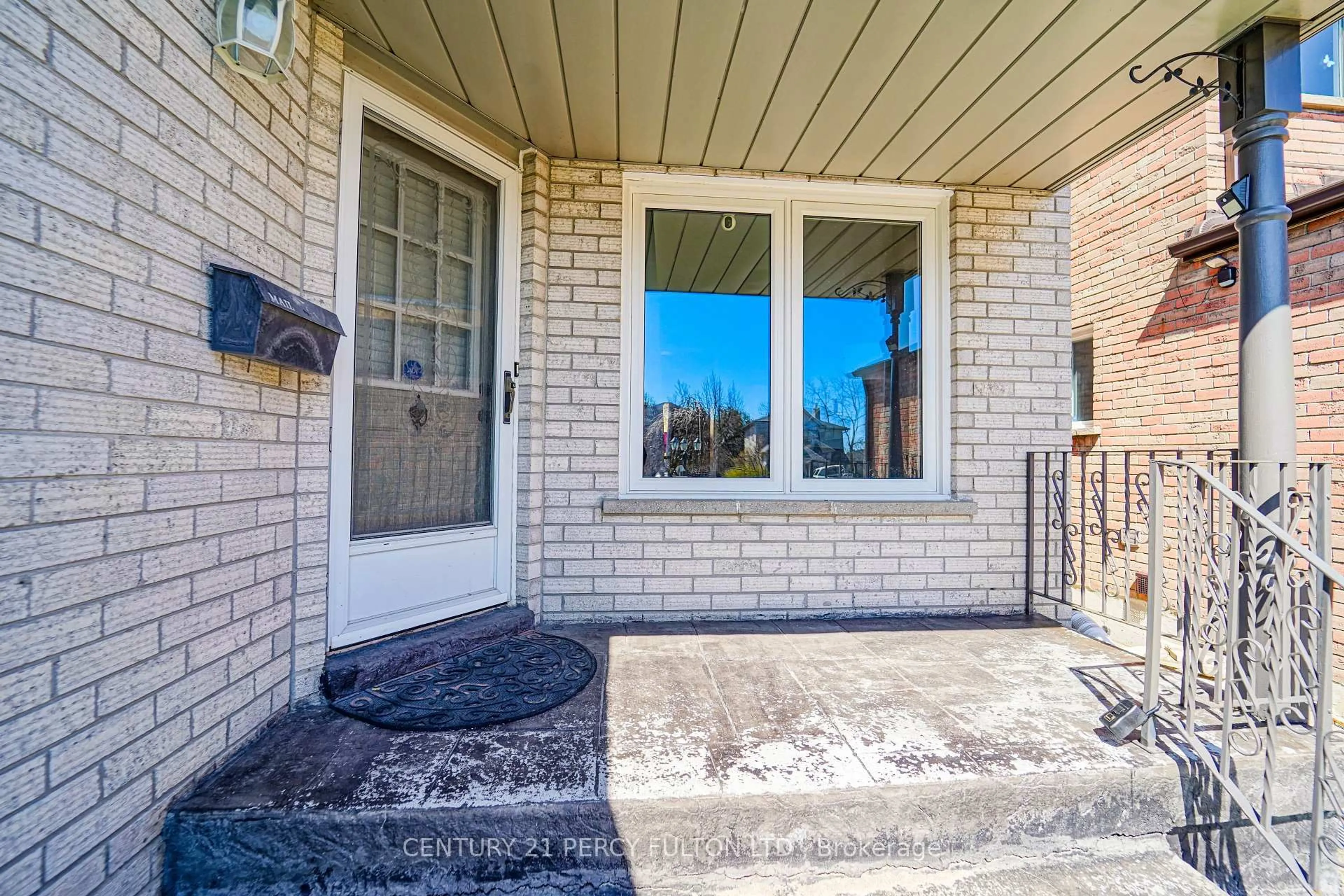 Indoor entryway for 1525 Sturgeon Crt, Pickering Ontario L1V 5P6