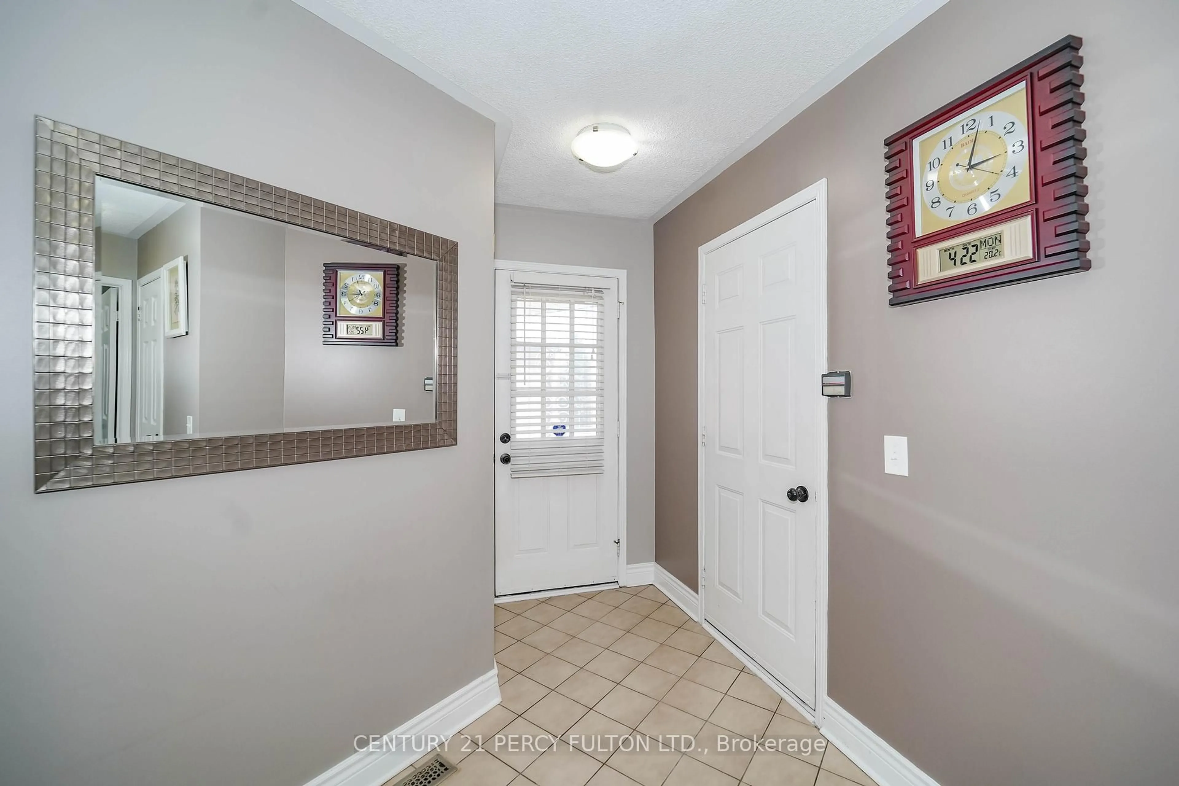 Indoor entryway for 1525 Sturgeon Crt, Pickering Ontario L1V 5P6