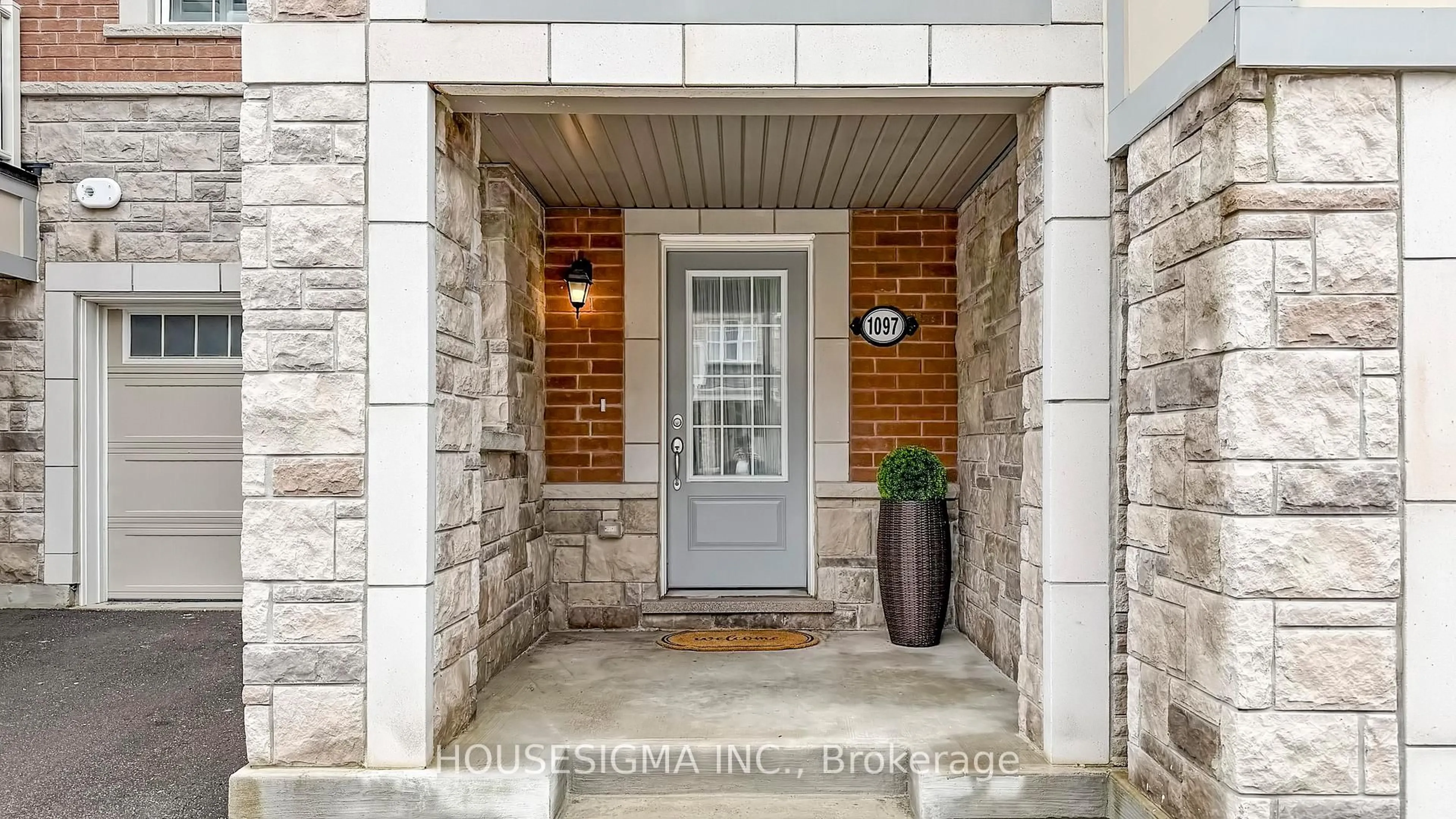 Indoor entryway for 1097 Silk St, Pickering Ontario L1X 0E1