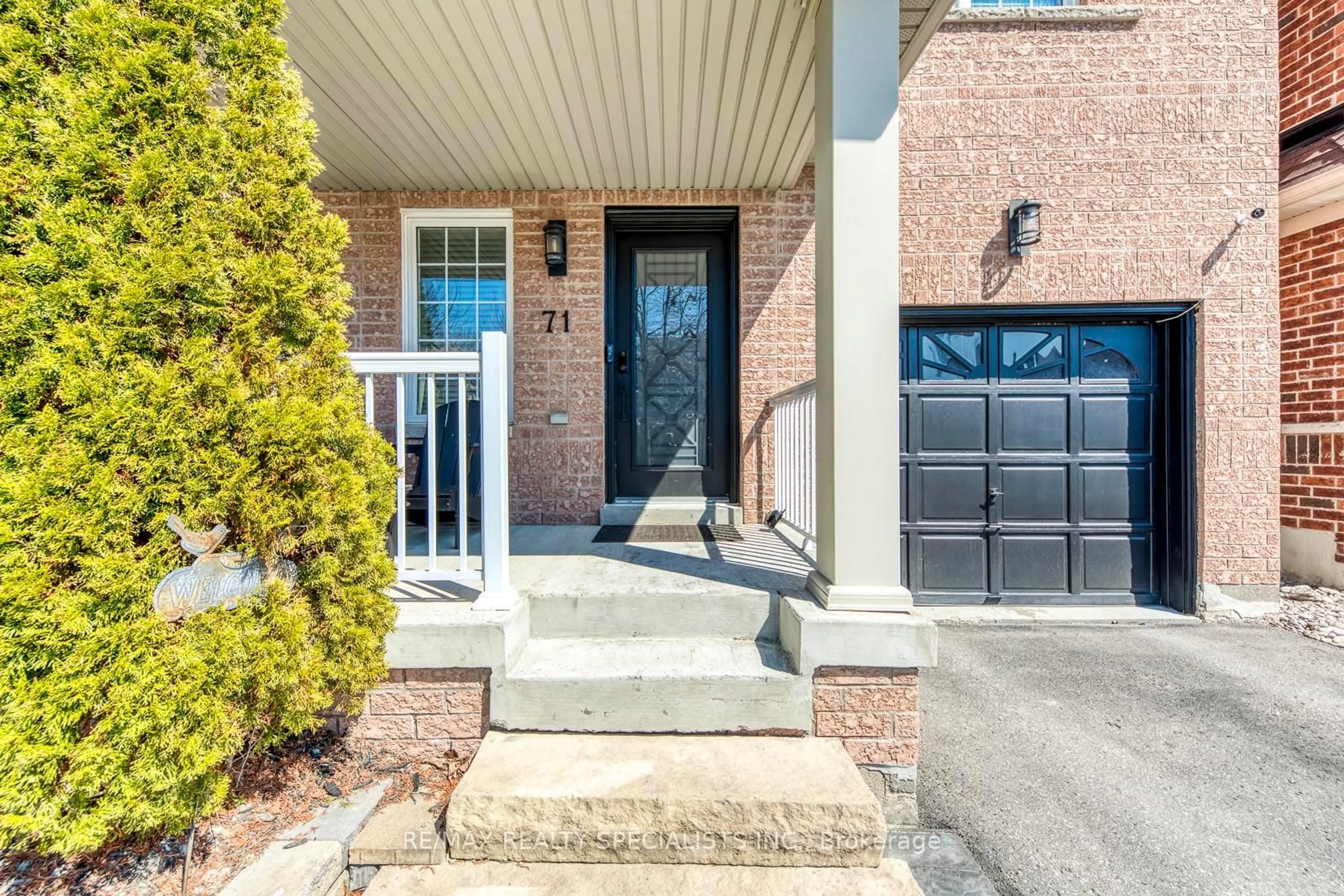 Indoor entryway for 71 Summerside Ave, Whitby Ontario L1R 0J9