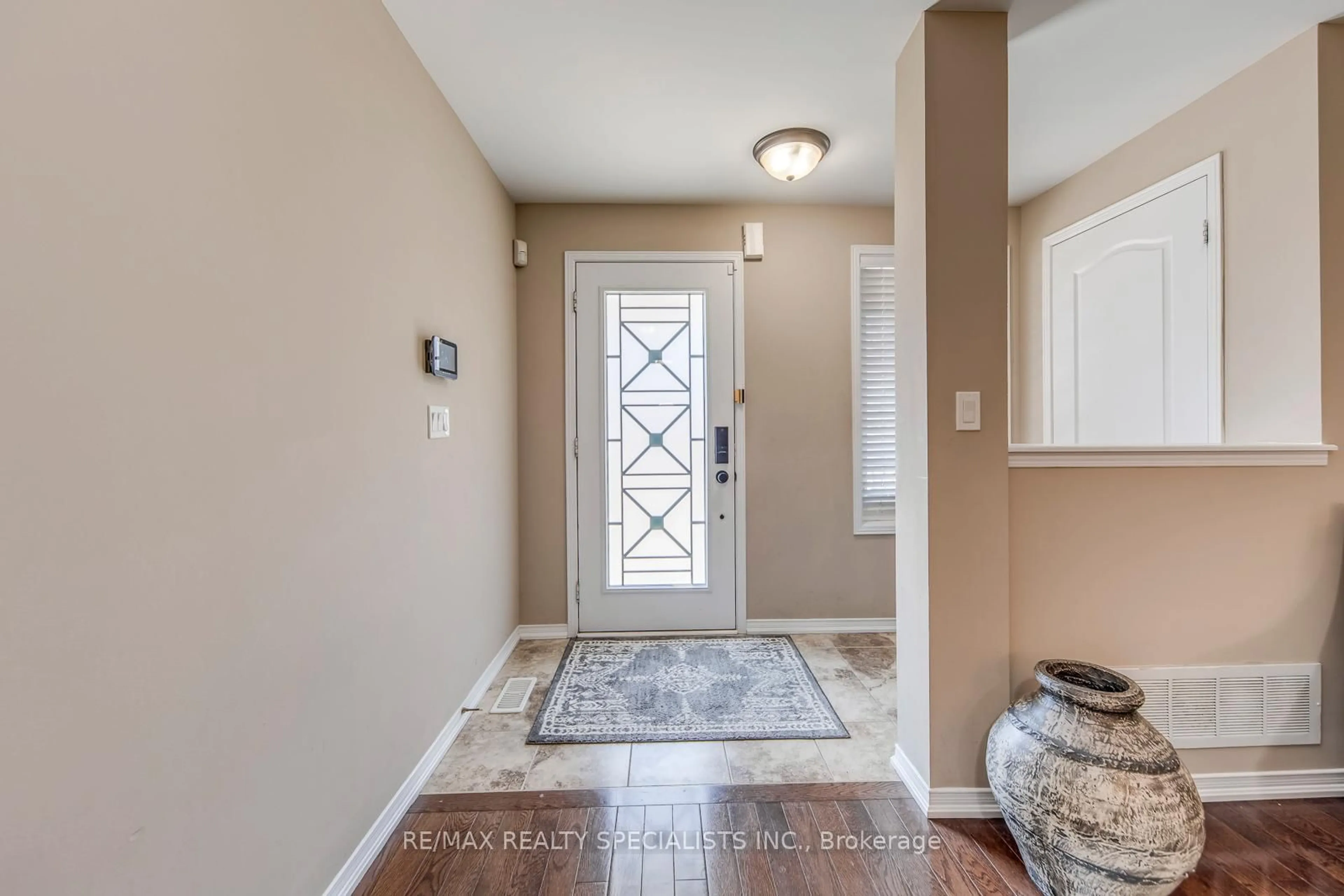 Indoor entryway for 71 Summerside Ave, Whitby Ontario L1R 0J9