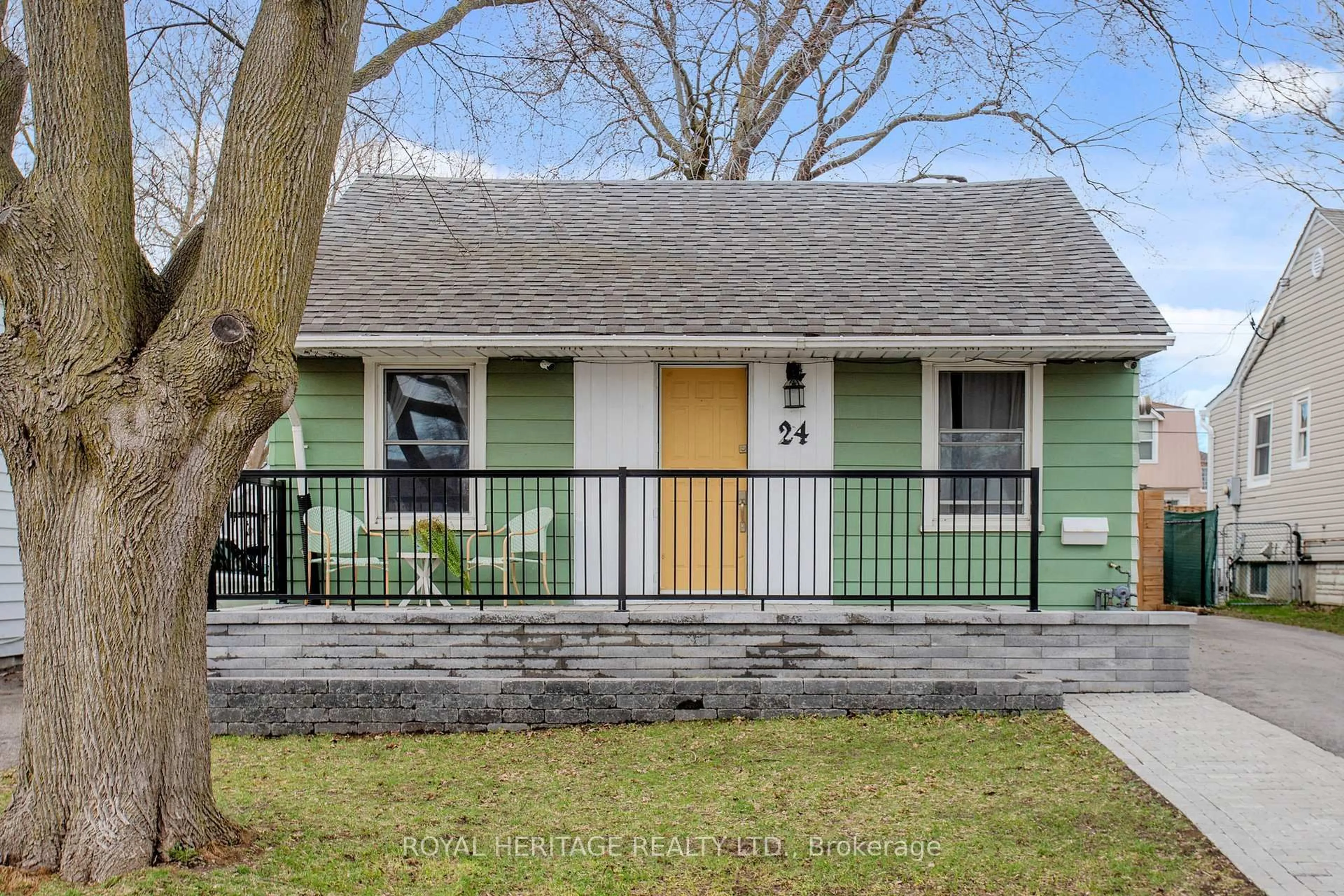 Home with vinyl exterior material, street for 24 York St, Ajax Ontario L1S 1S8