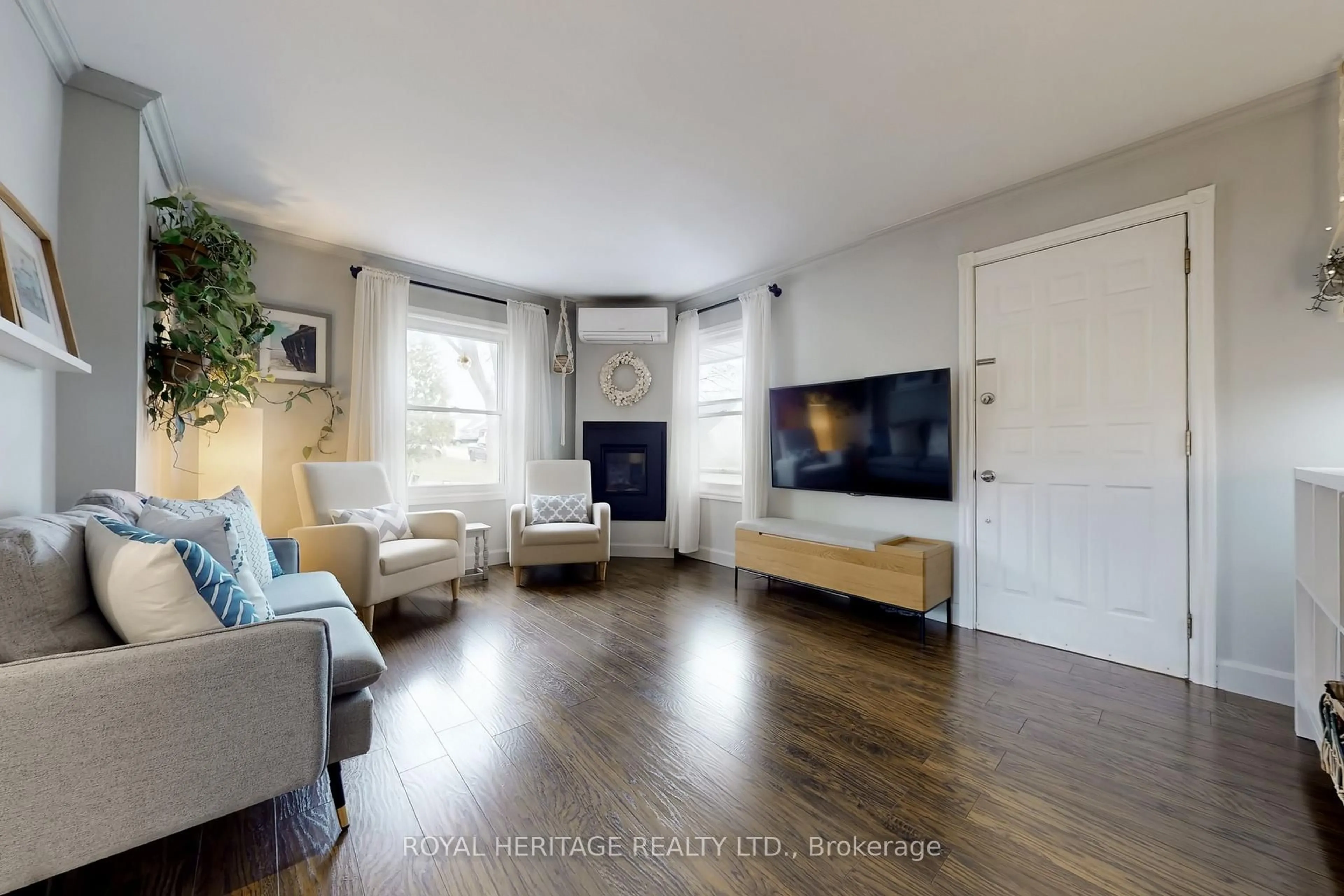 Living room with furniture, unknown for 24 York St, Ajax Ontario L1S 1S8