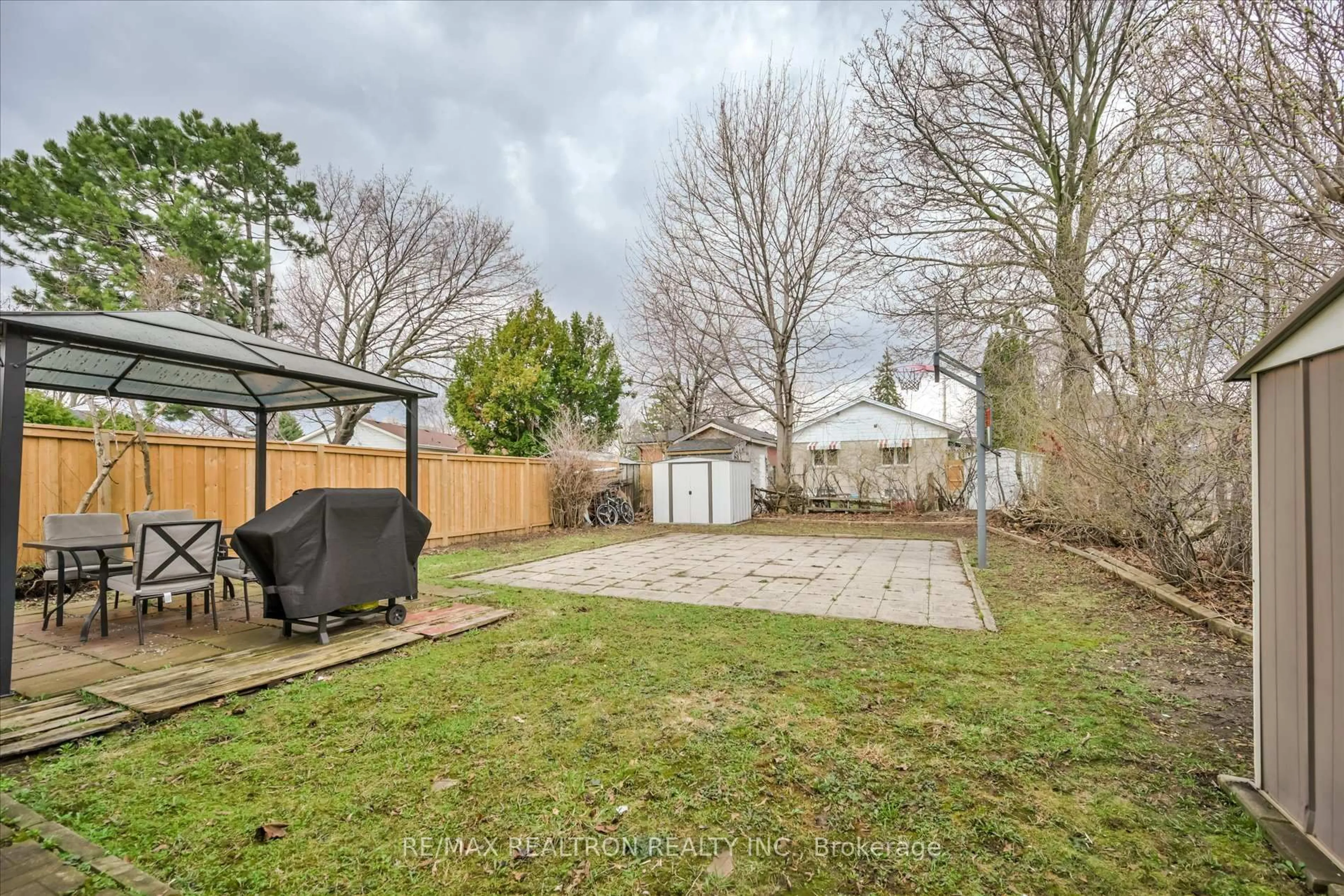 A pic from outside/outdoor area/front of a property/back of a property/a pic from drone, street for 16 Arnprior Rd, Toronto Ontario M1K 5A6