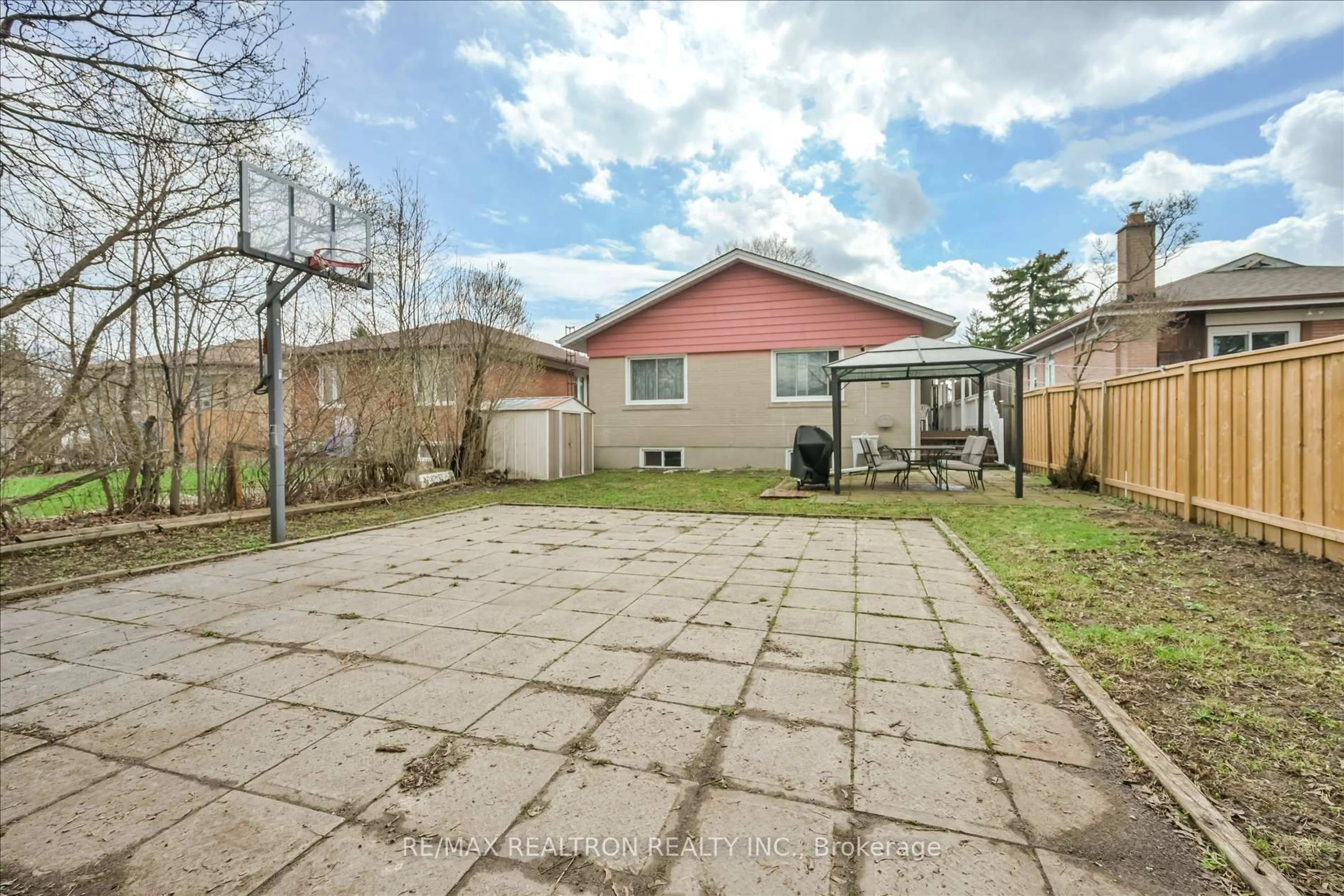 A pic from outside/outdoor area/front of a property/back of a property/a pic from drone, street for 16 Arnprior Rd, Toronto Ontario M1K 5A6