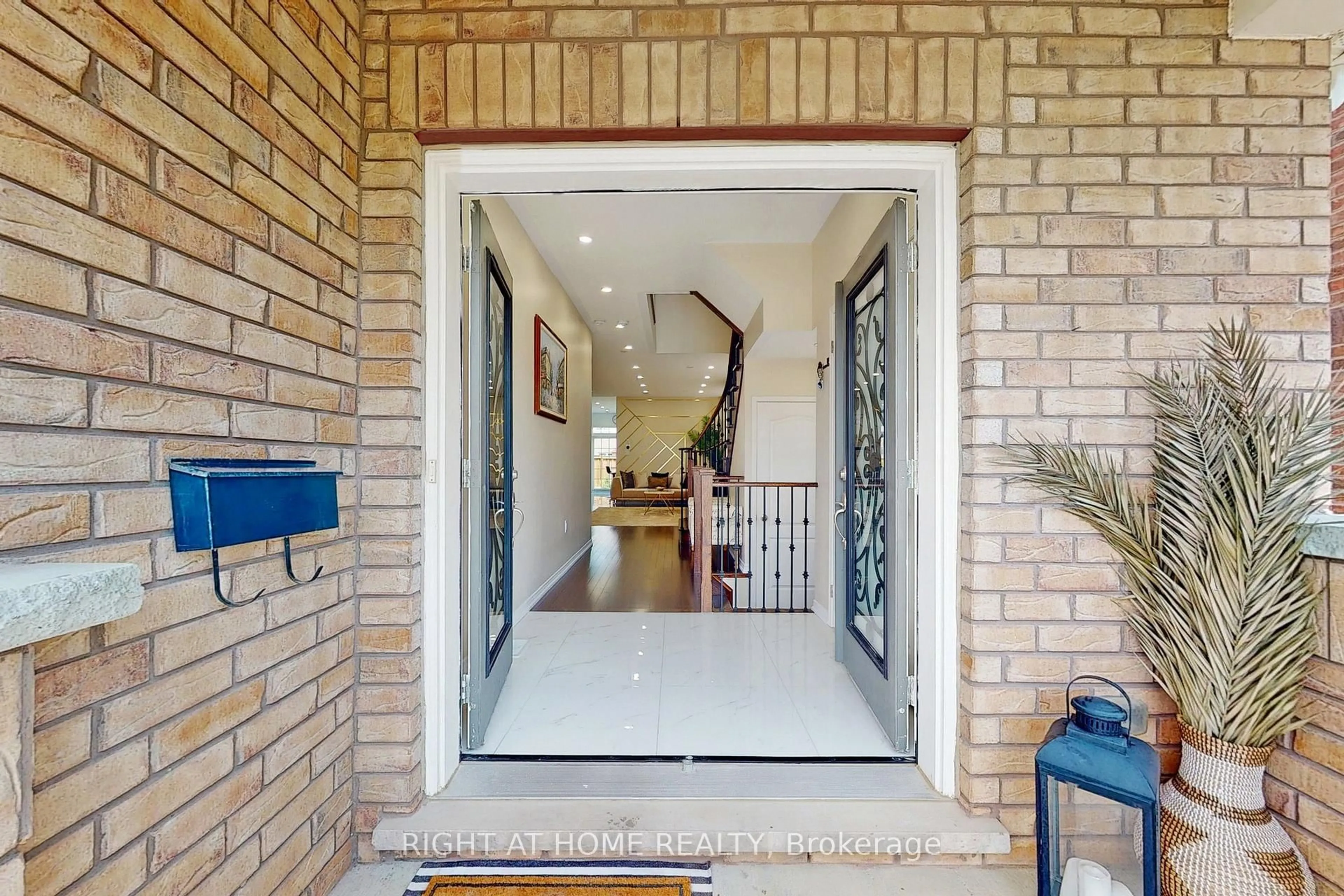 Indoor foyer for 1733 FREDERICK MASON Dr, Oshawa Ontario L1K 0X5