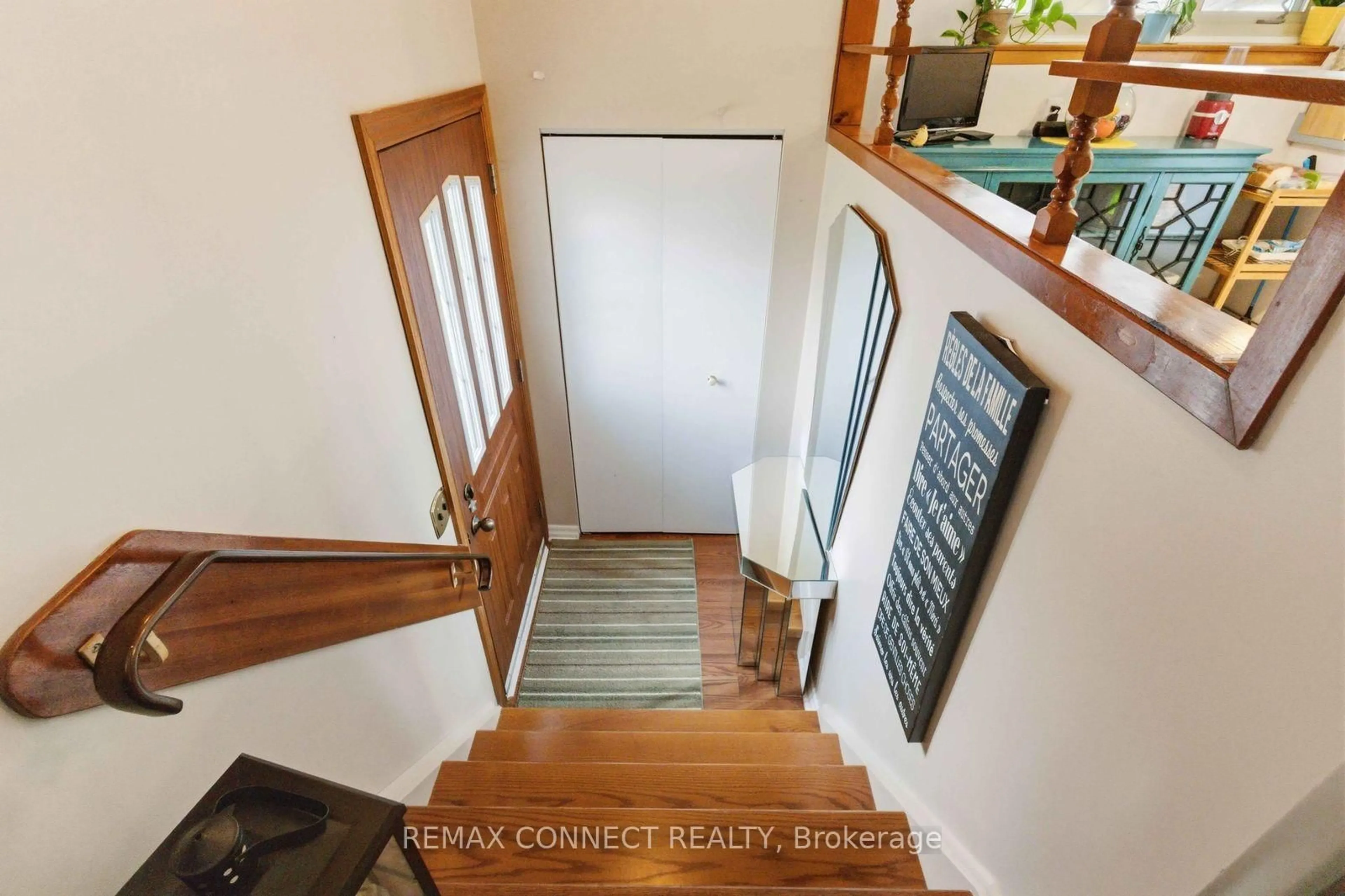 Indoor entryway for 22 Turnbull Rd, Ajax Ontario L1S 2X2