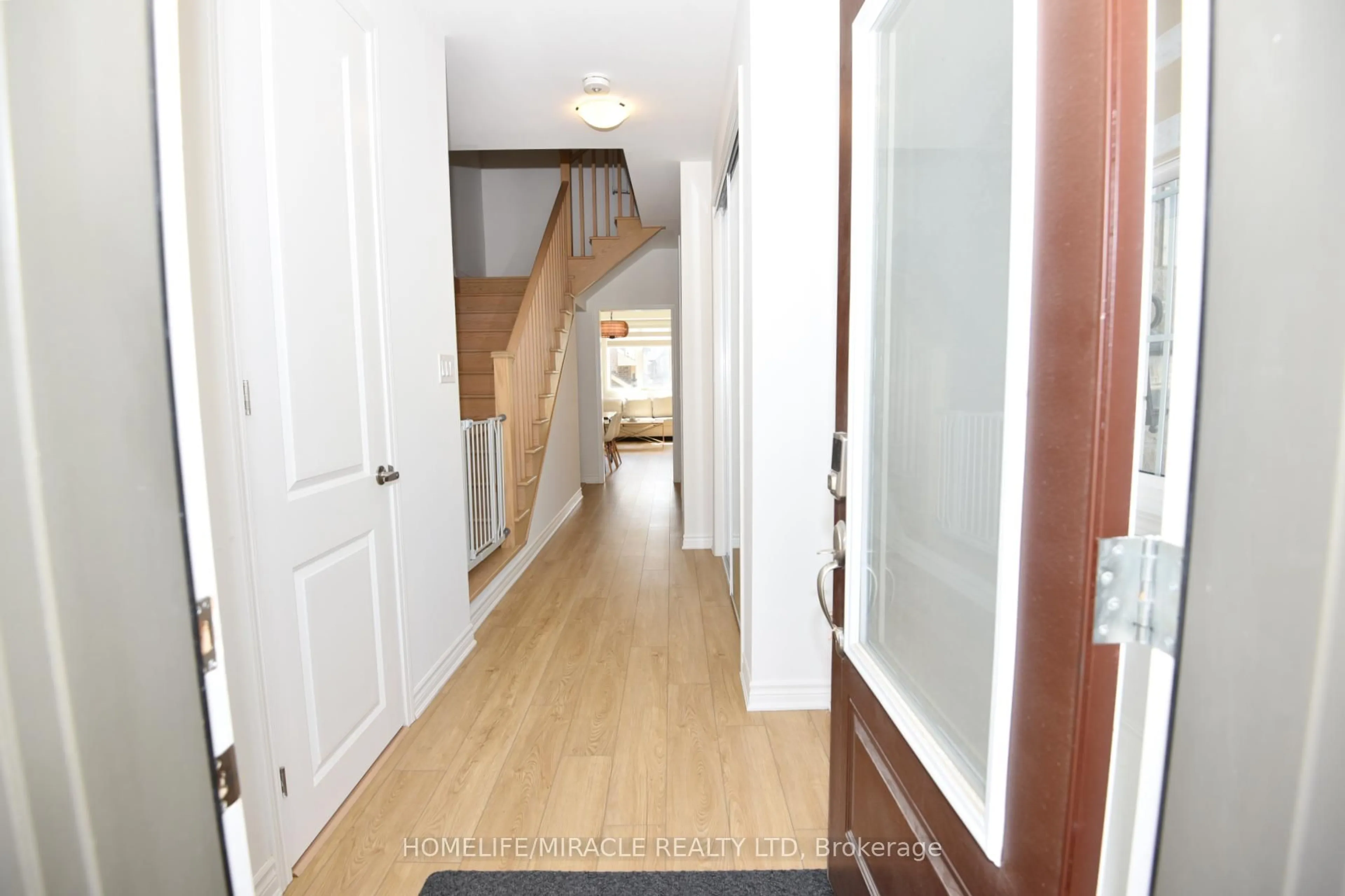 Indoor foyer for 3220 Brigadier Ave, Pickering Ontario L1X 0N4
