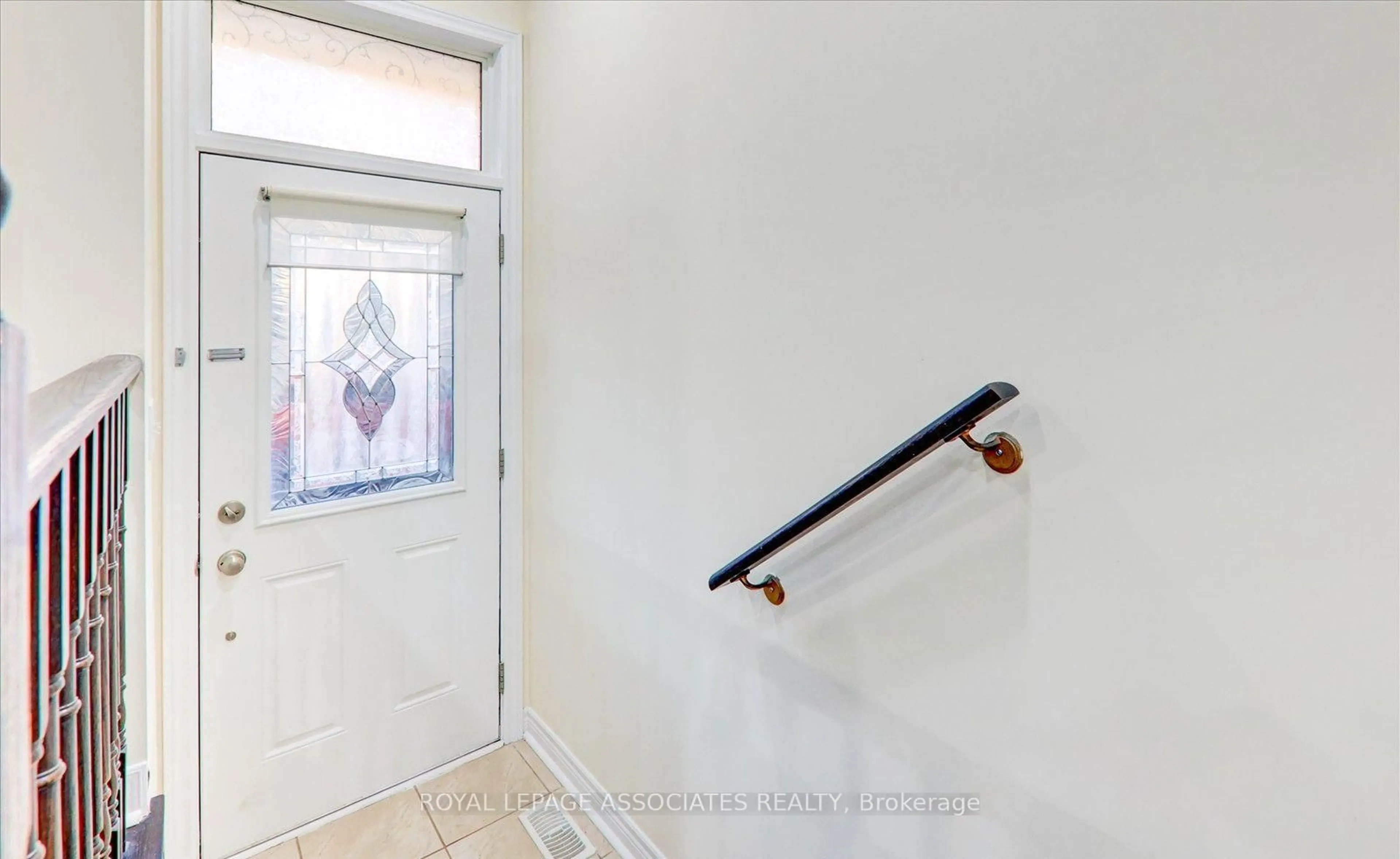 Indoor entryway for 19 Kawneer Terr, Toronto Ontario M1P 0C3