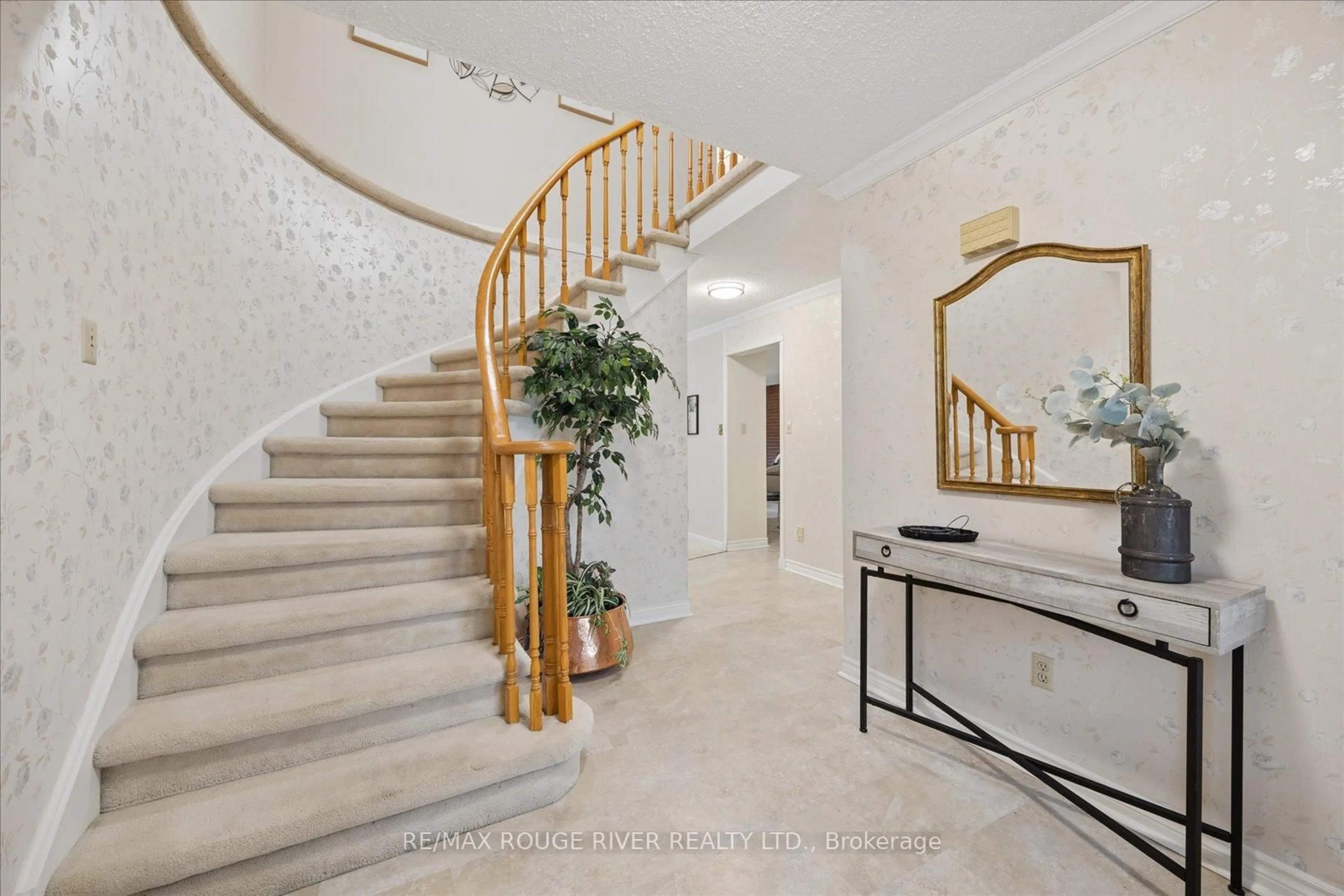 Indoor foyer for 502 Broadgreen St, Pickering Ontario L1W 3J6
