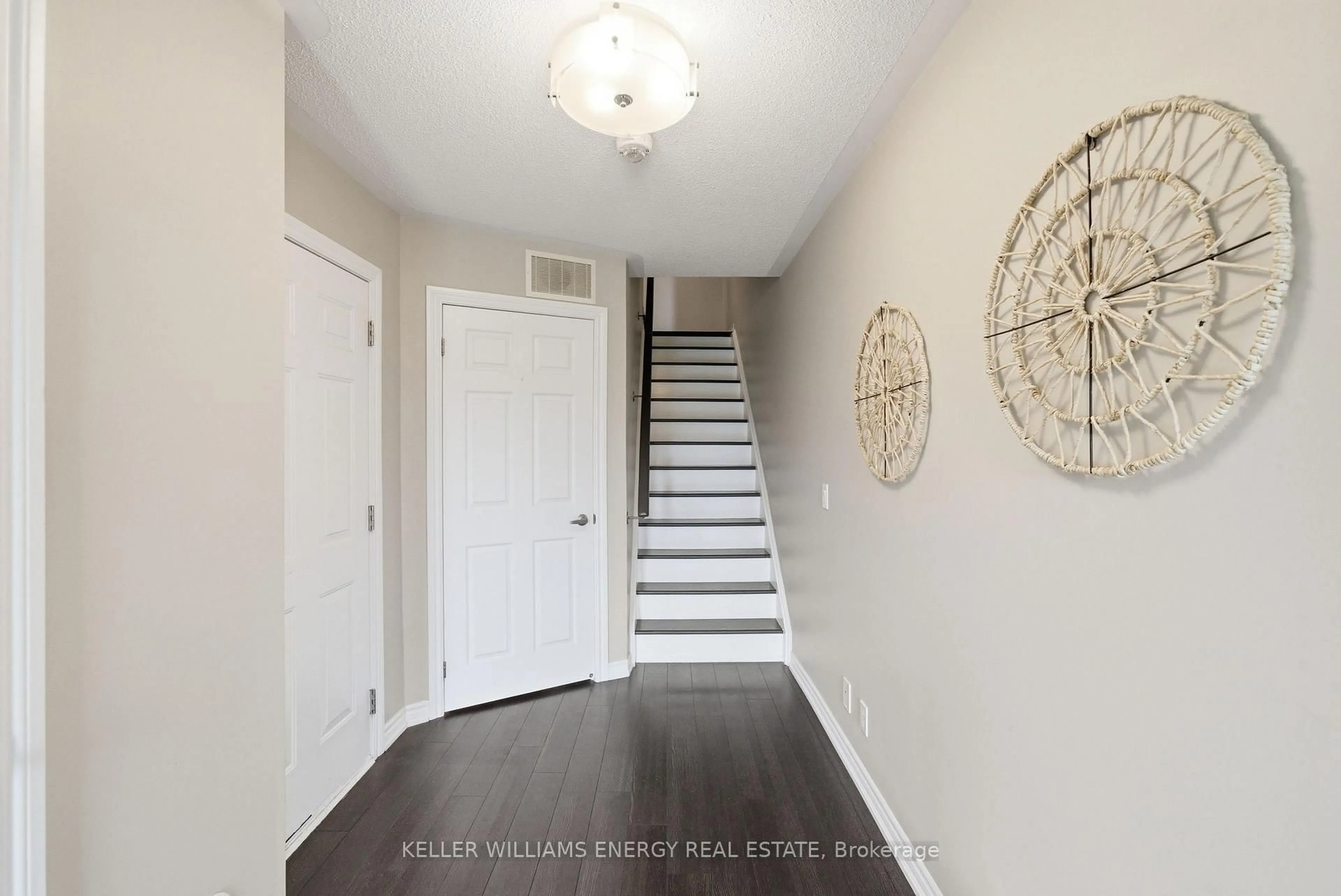 Indoor entryway for 98 Tabaret Cres, Oshawa Ontario L1L 0G5