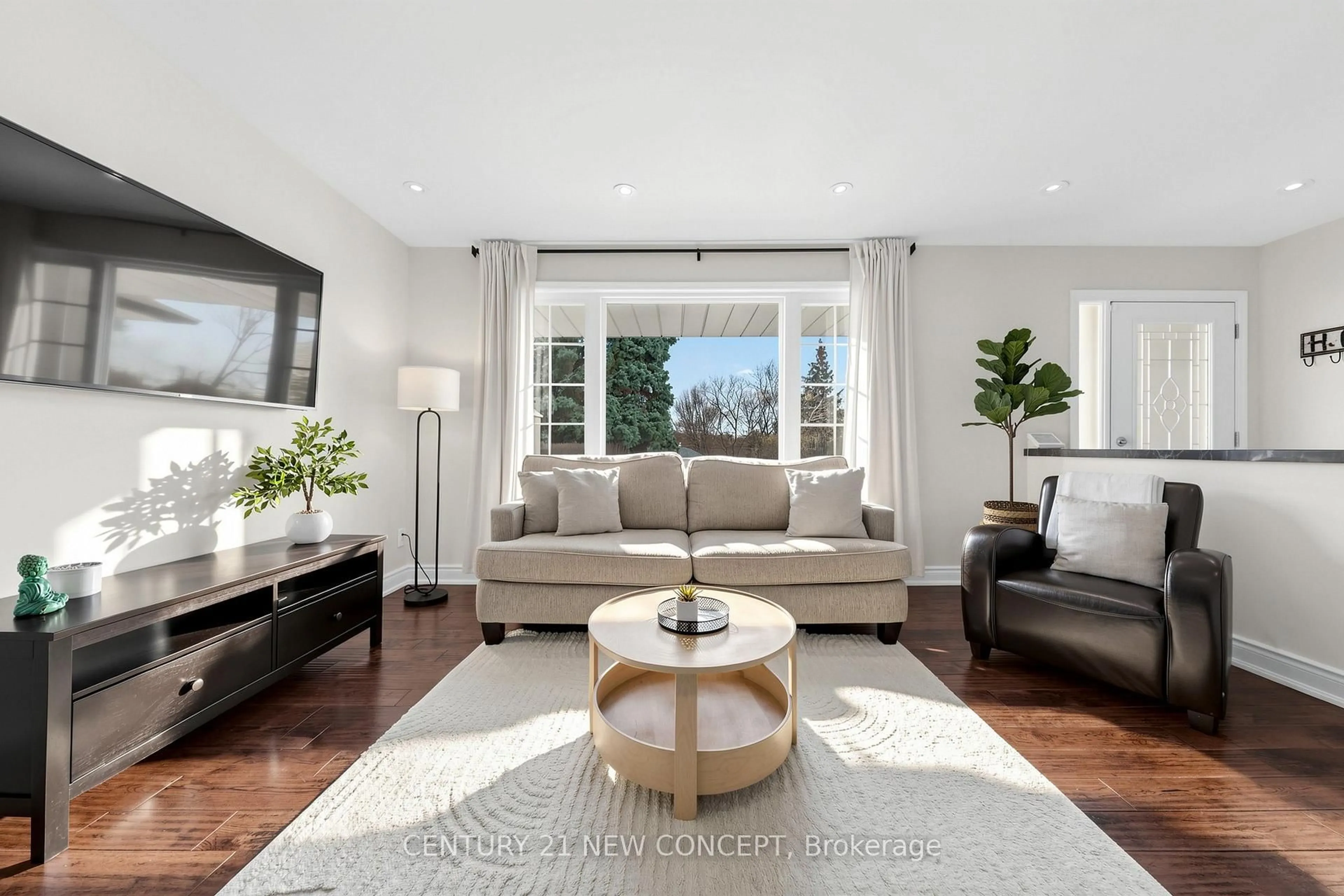 Living room with furniture, unknown for 8 Rintella Crt, Toronto Ontario M1P 3V5