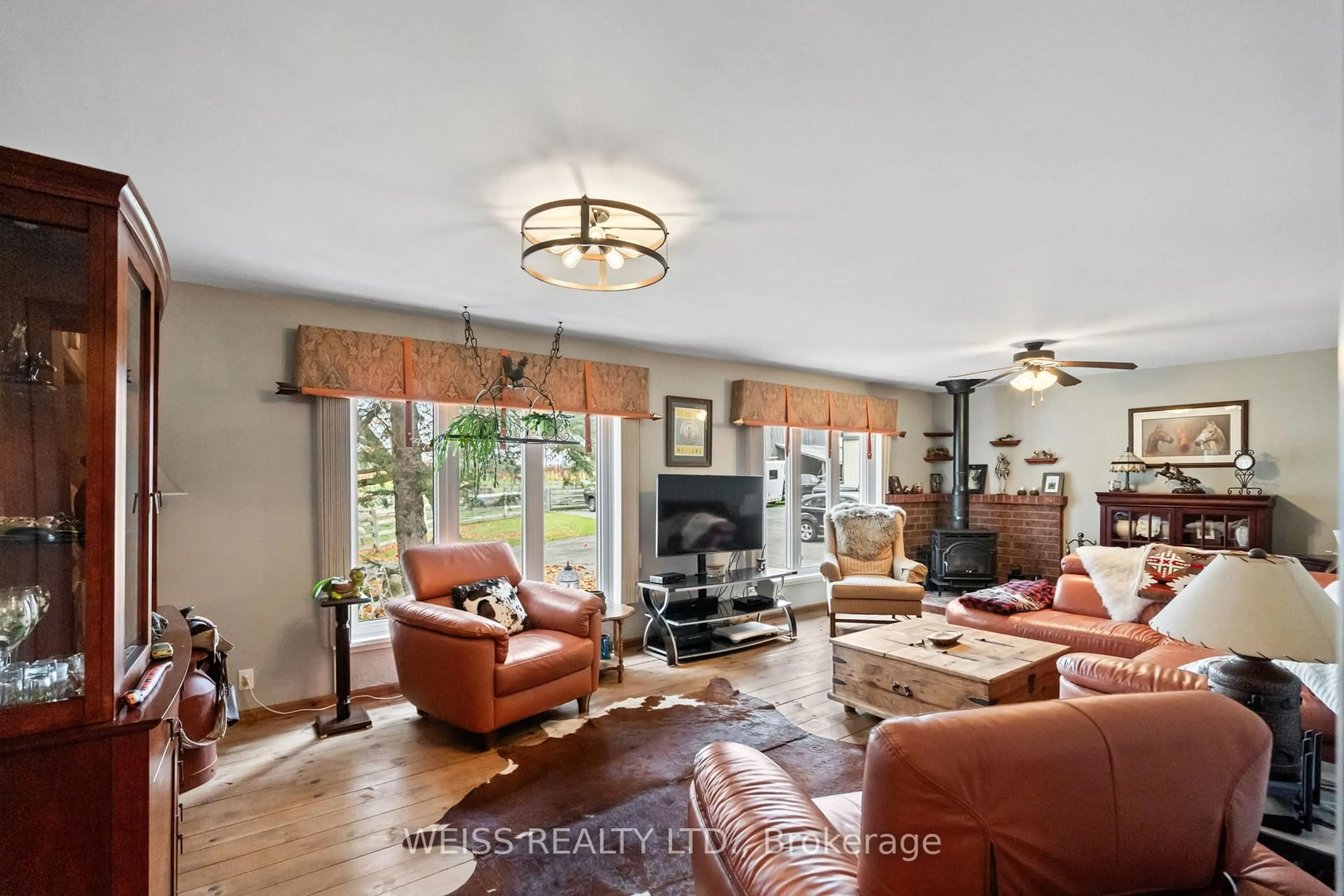Living room with furniture, unknown for 772 Townline Rd, Scugog Ontario L0B 1A0