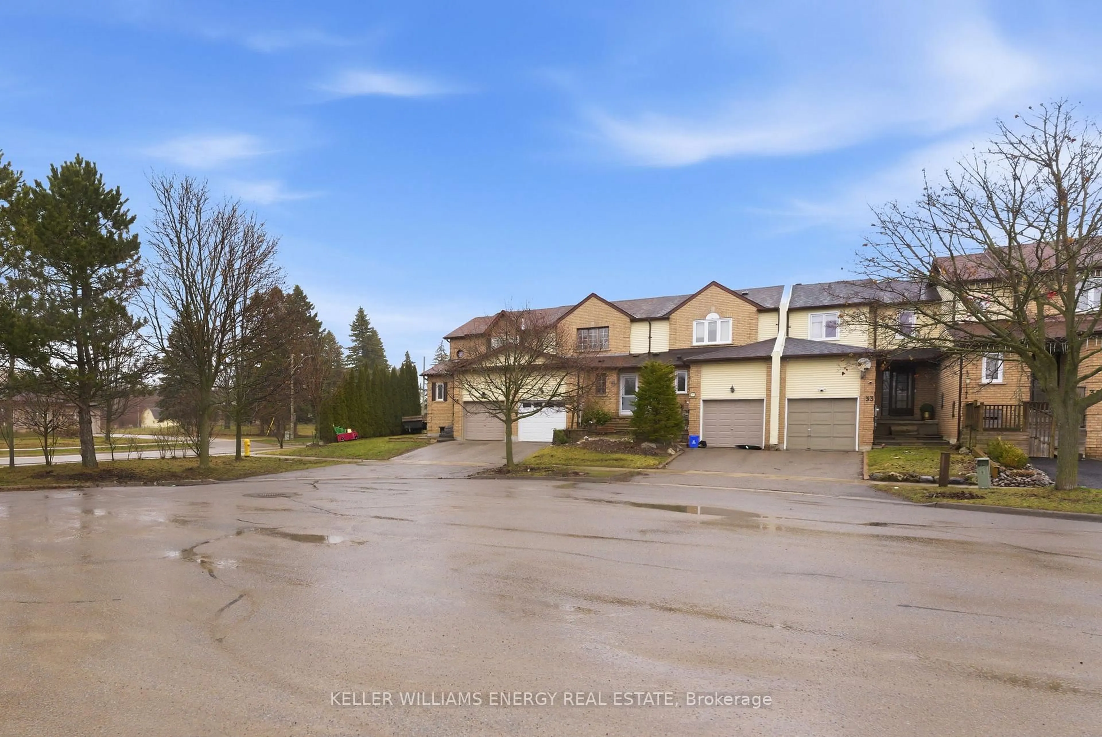 A pic from outside/outdoor area/front of a property/back of a property/a pic from drone, street for 37 Moulton Crt, Clarington Ontario L1E 2W4