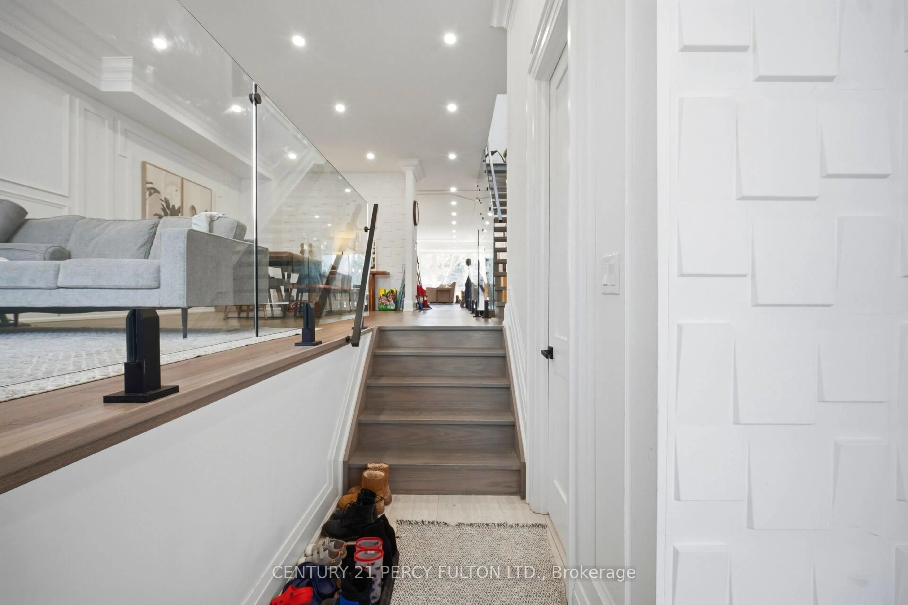 Indoor entryway for 195 Danforth Rd, Toronto Ontario M1L 3X1