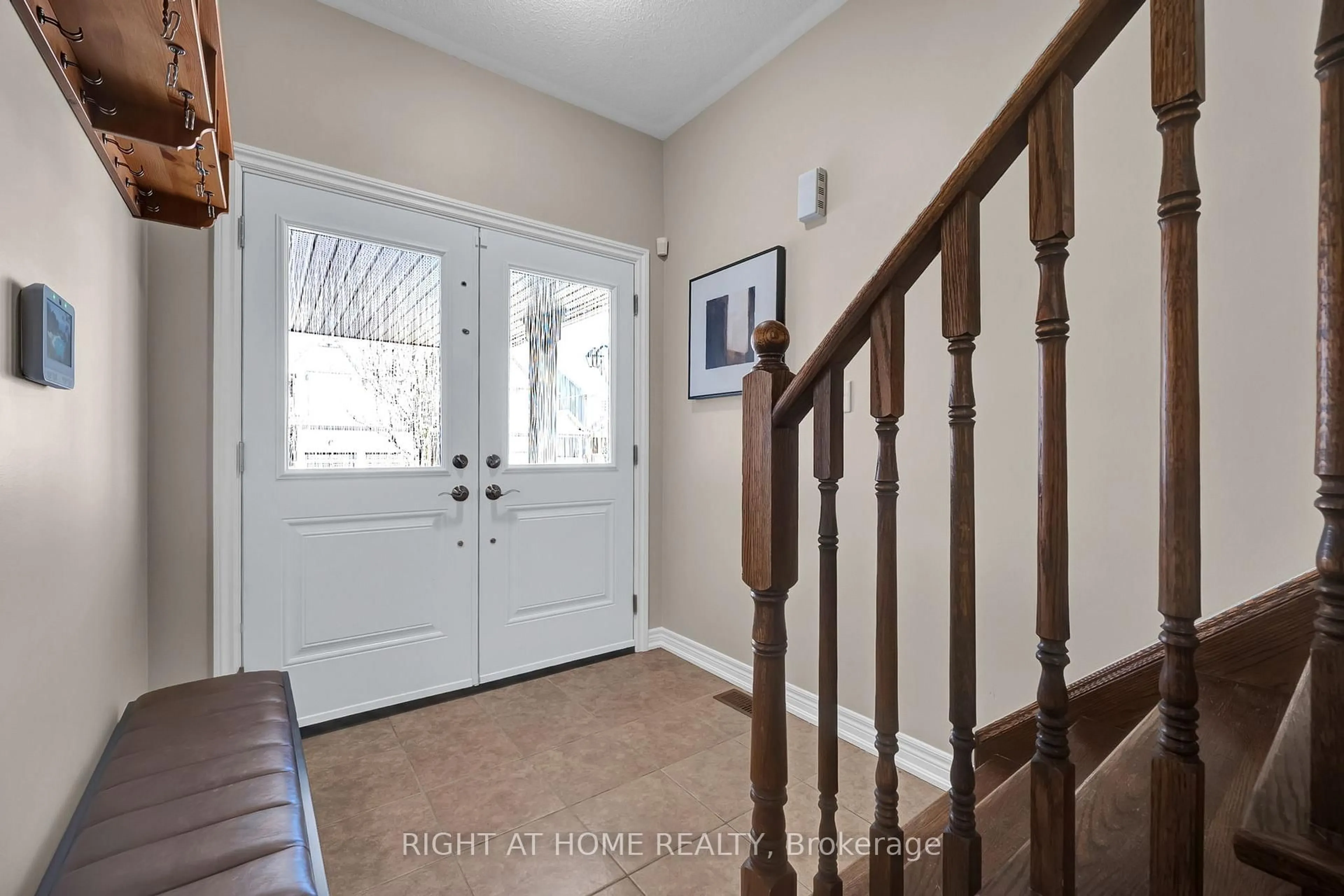 Indoor entryway for 119 Mildenhall Pl, Whitby Ontario L1M 0E4