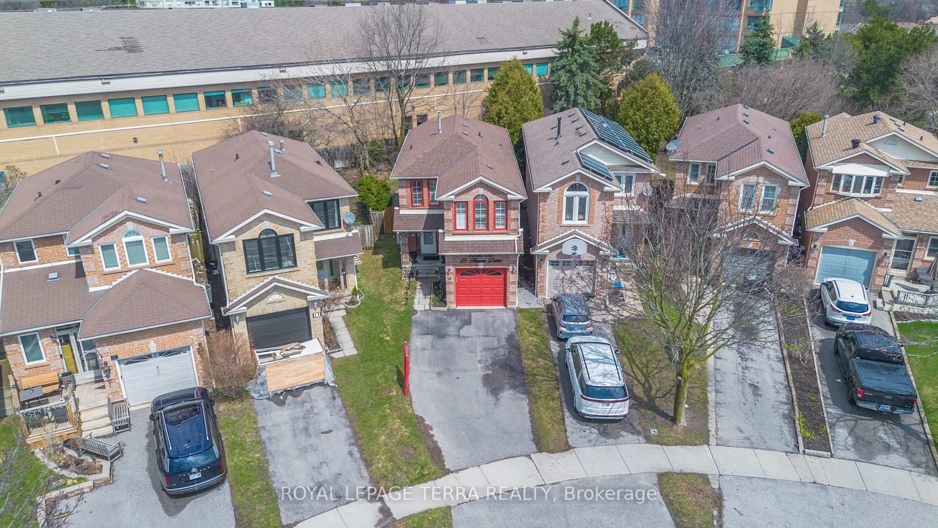 A pic from outside/outdoor area/front of a property/back of a property/a pic from drone, street for 15 Heaver Dr, Whitby Ontario L1N 9K4