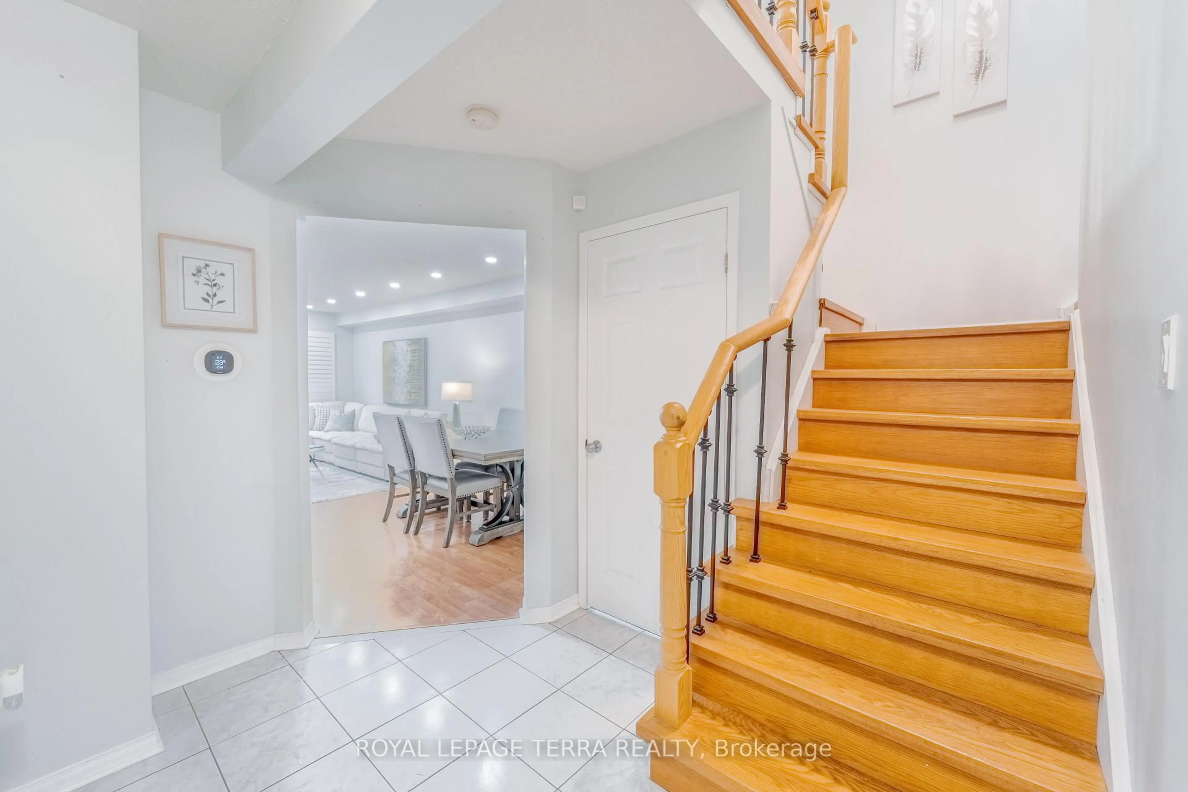 Indoor entryway for 15 Heaver Dr, Whitby Ontario L1N 9K4